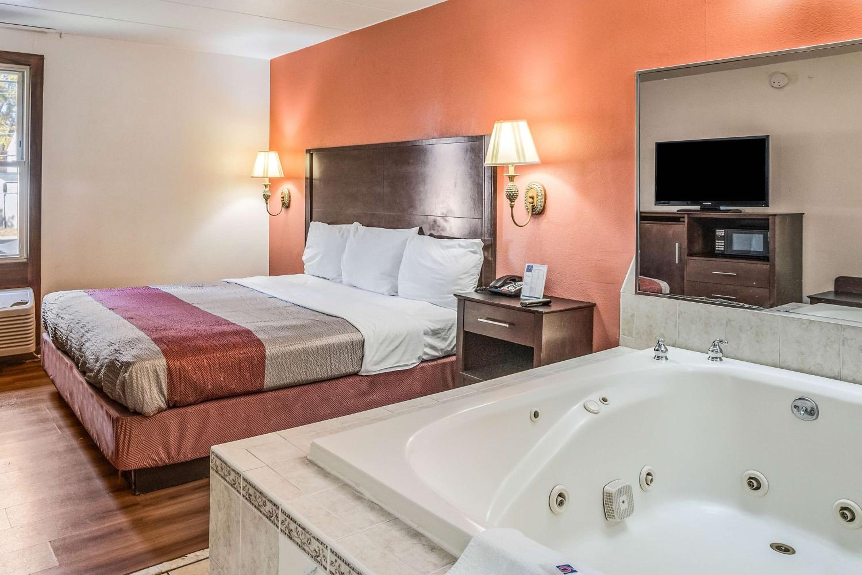 King Room with Spa Bath - Non-Smoking photo 2