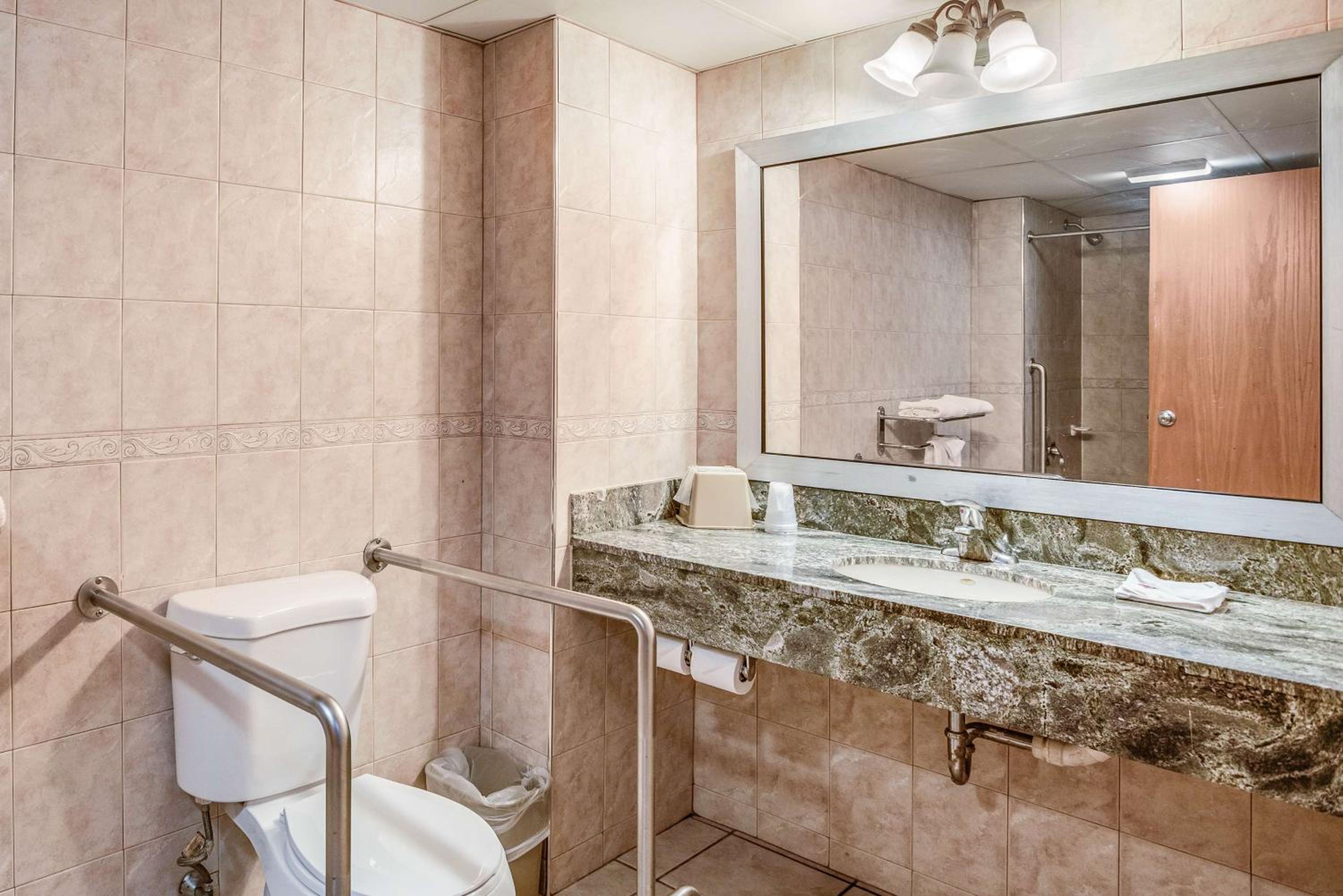 King Room with Roll-in Shower - Disability Access - Non-Smoking - Photo 5