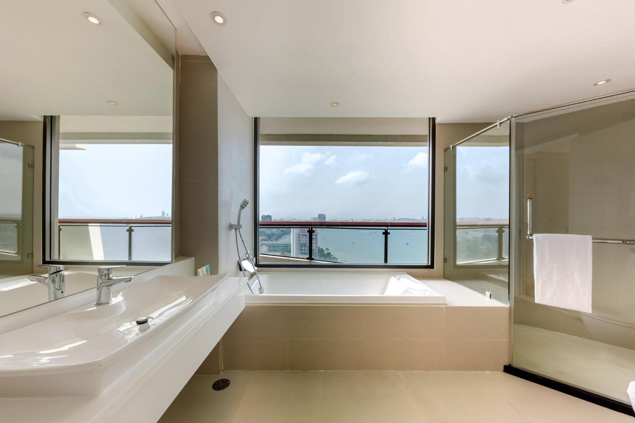 Deluxe Corner Twin Room with Sea View thumbnail 6