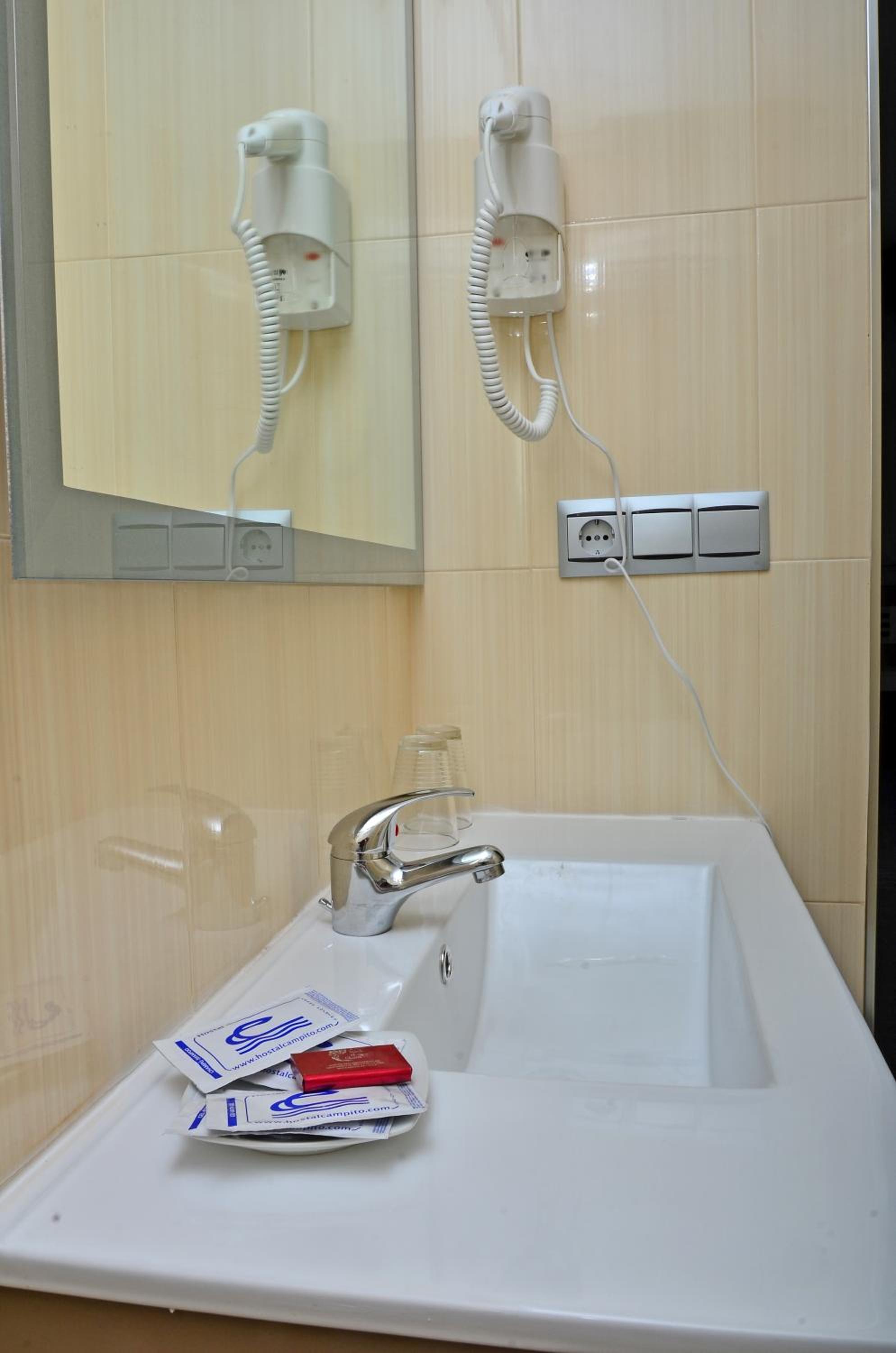 Small Double or Twin Room - Photo 6