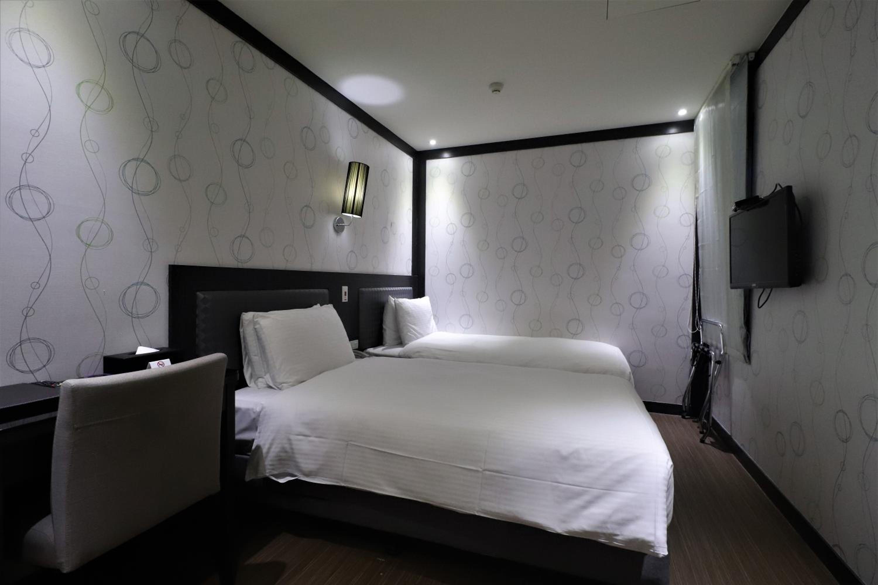 Classic Twin Room without window photo 3