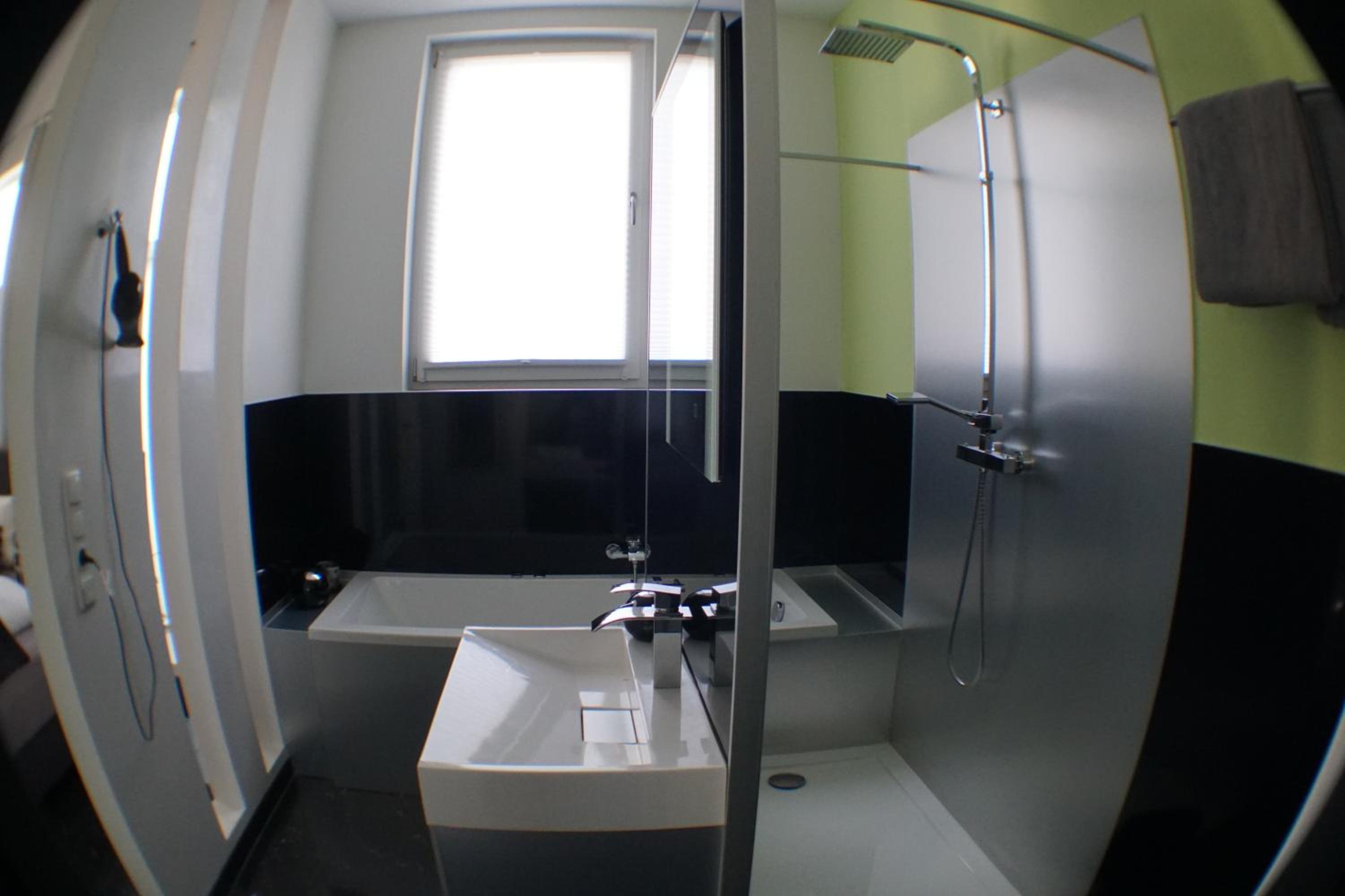 Deluxe Suite with Spa Bath - Photo 11