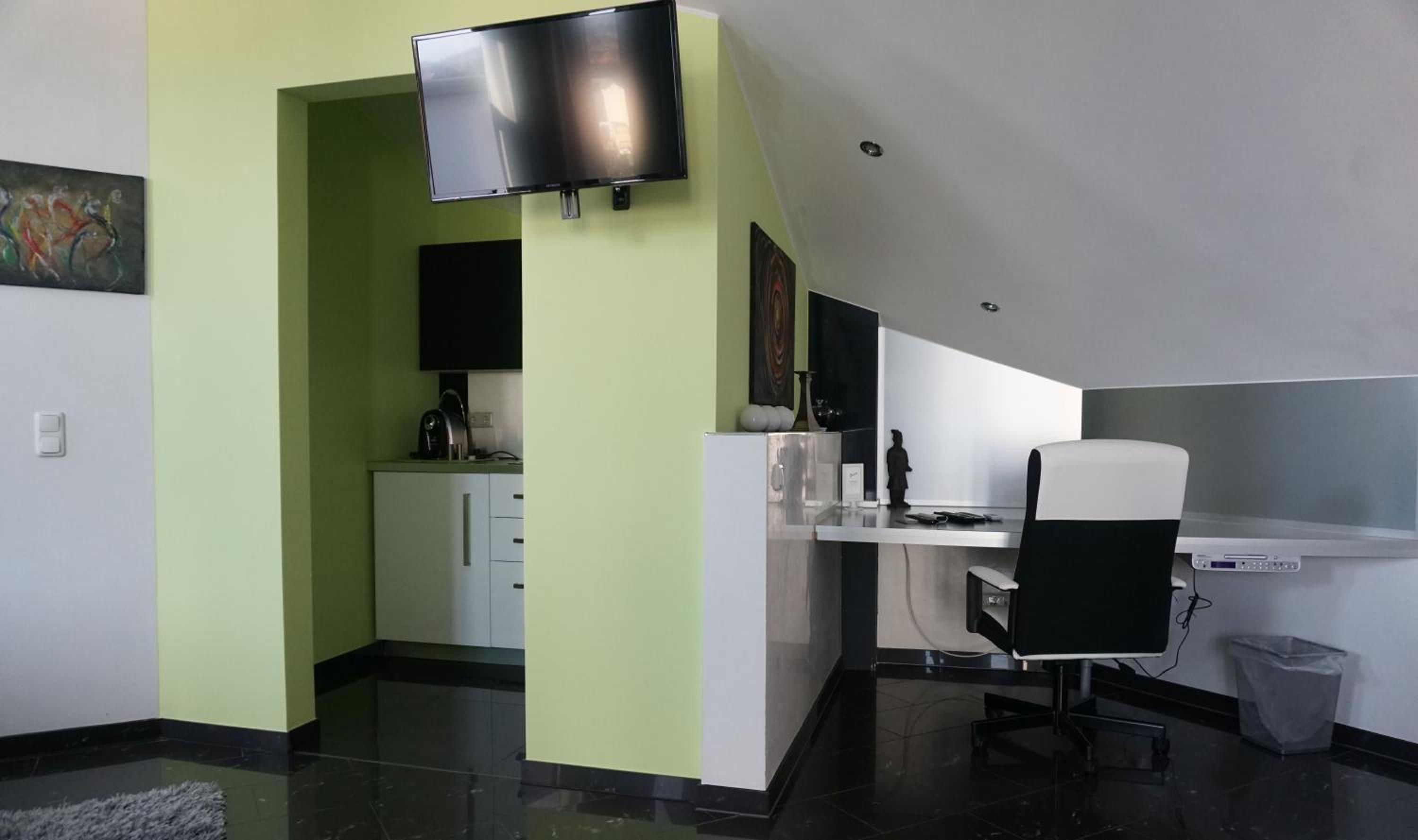 Deluxe Suite with Spa Bath - Photo 8