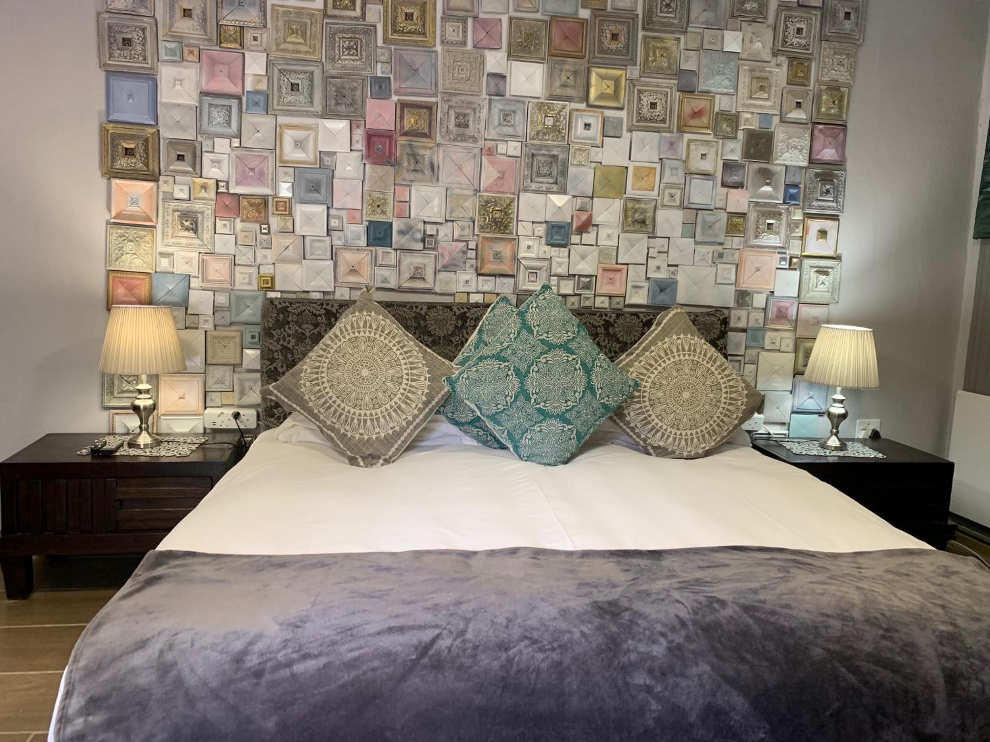 Deluxe King Room - Photo 2