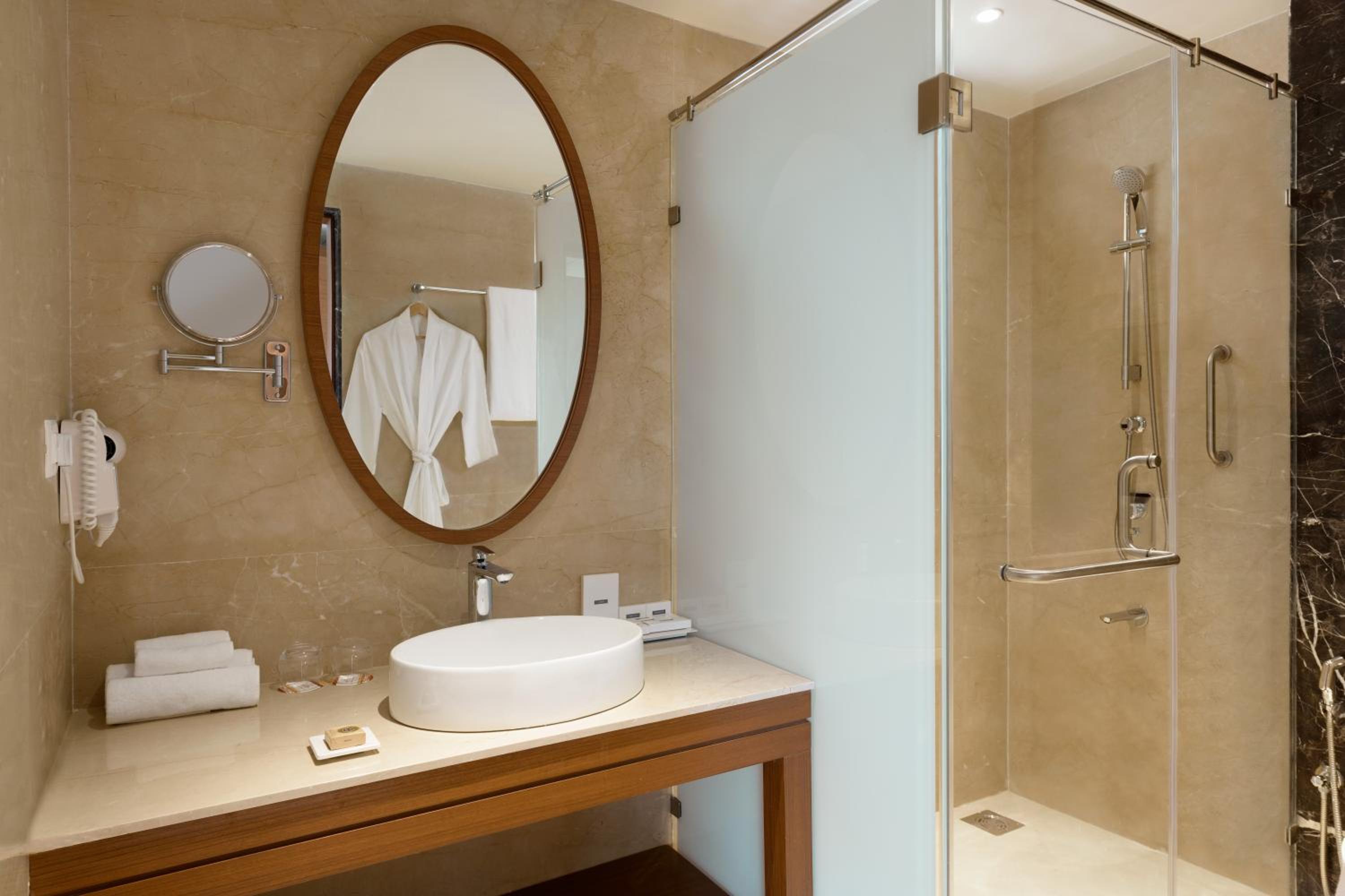 Deluxe King Room - Photo 9