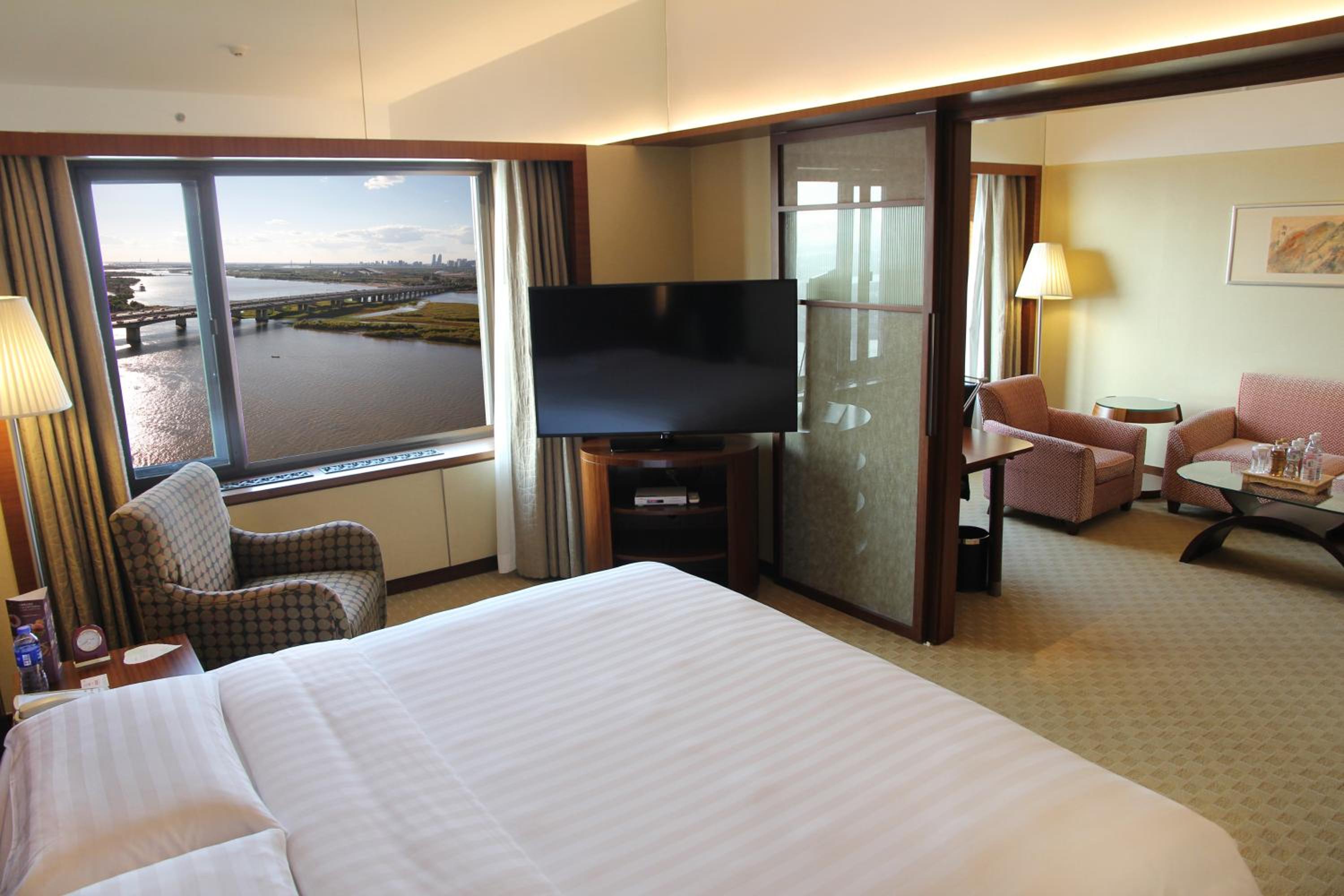 Executive Suite - Photo 5