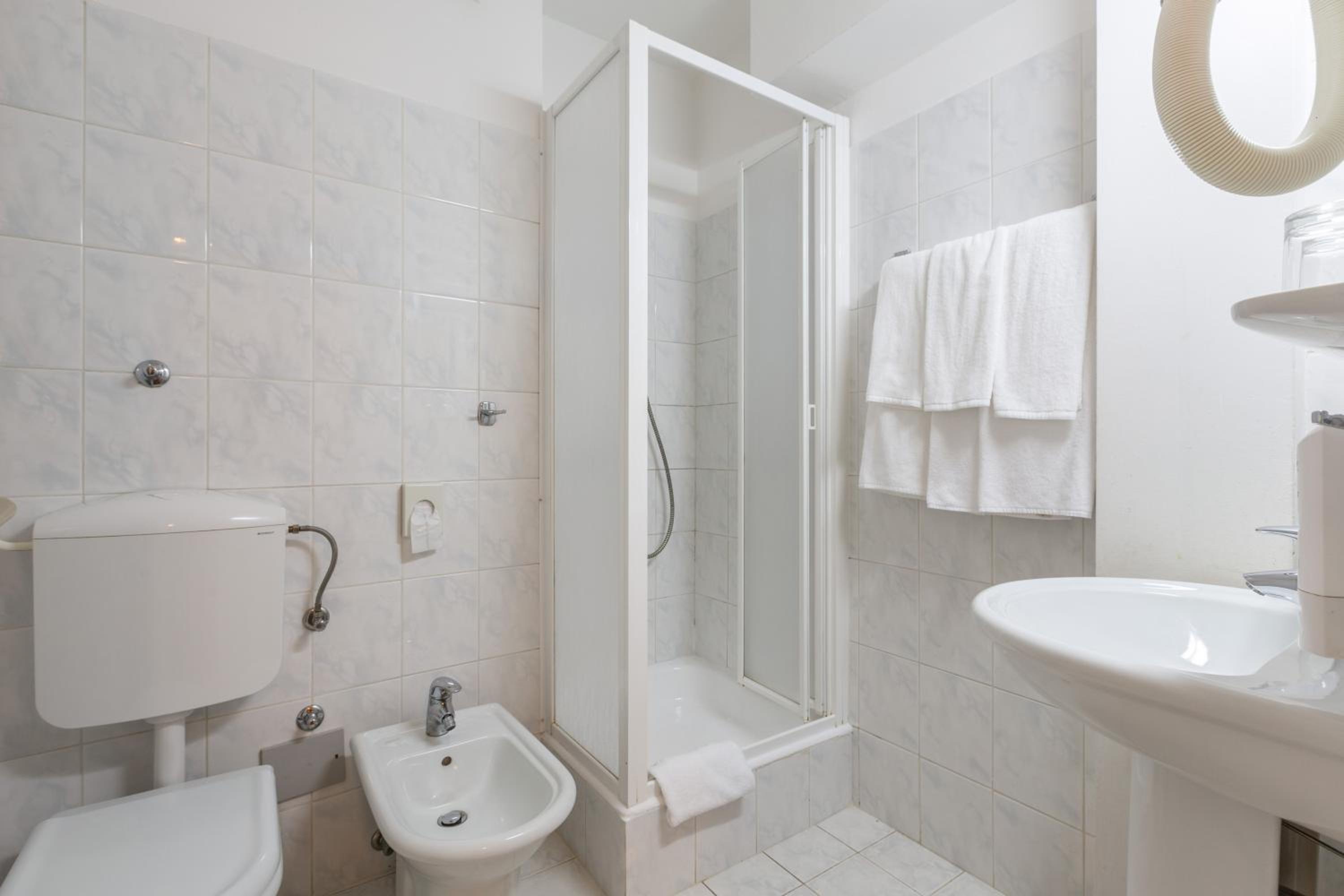 One-Bedroom Apartment (5 Adults) photo 3