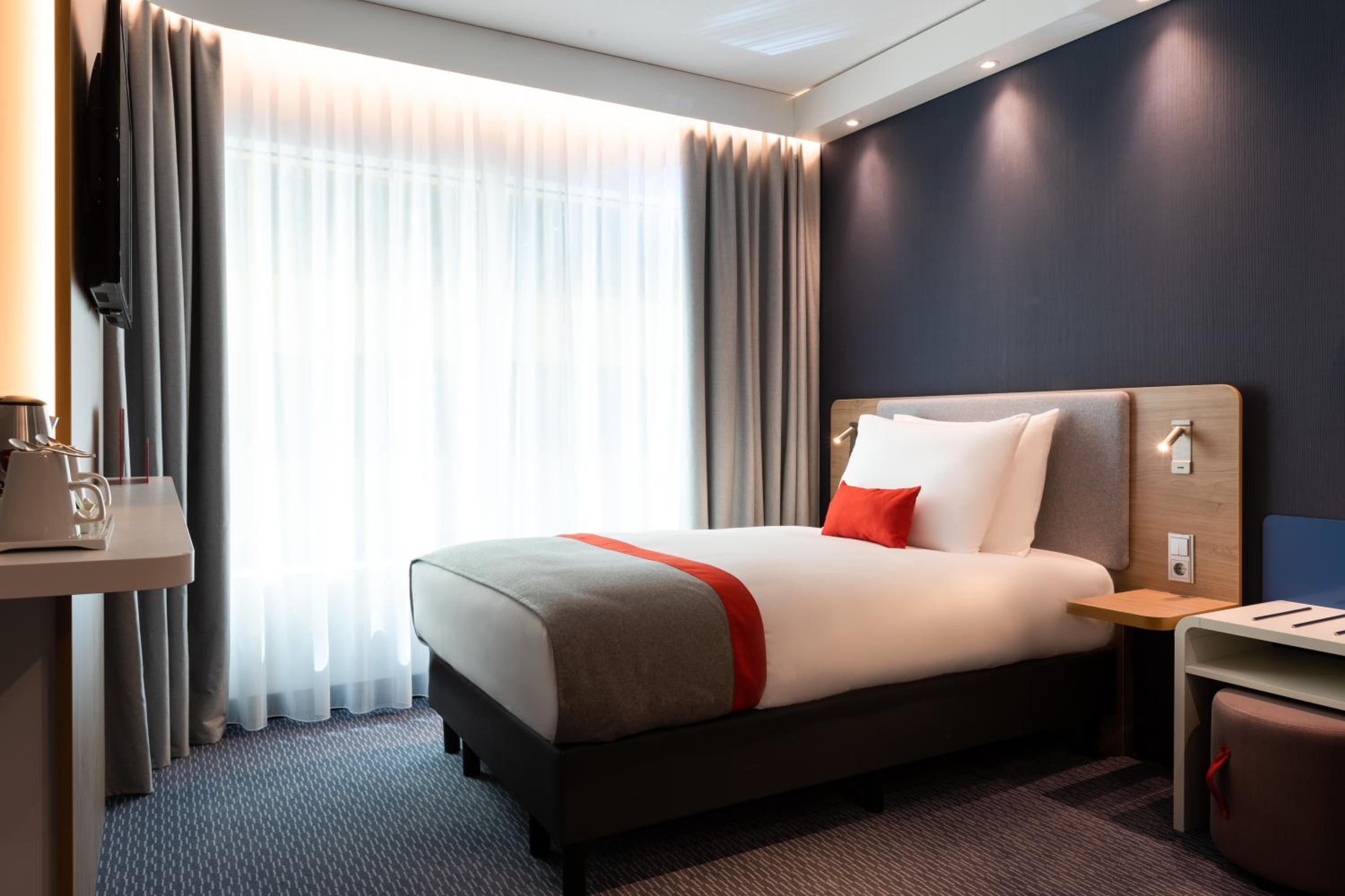 Standard Queen Room with Roll-in Shower - Mobility Access - Photo 1