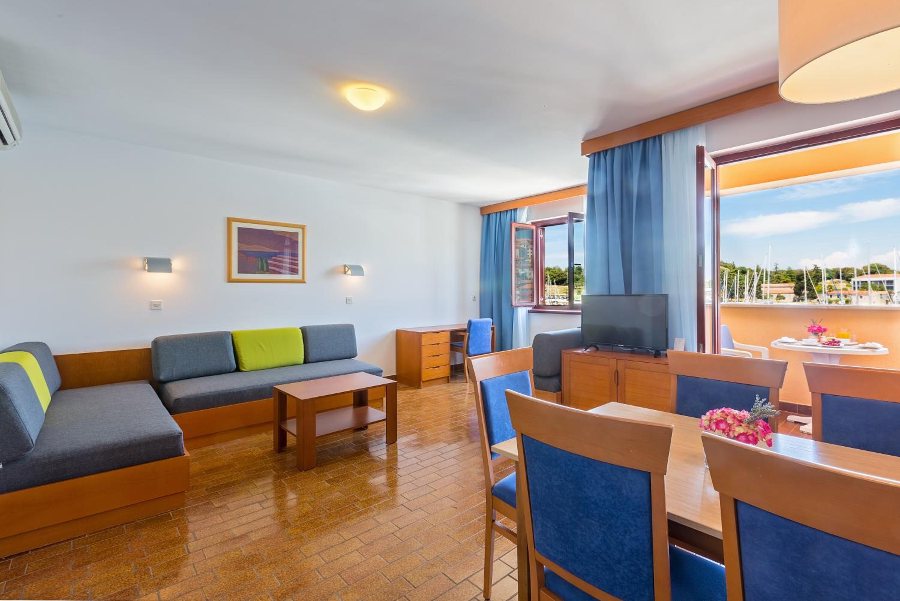 One-Bedroom Apartment (5 Adults) photo 1