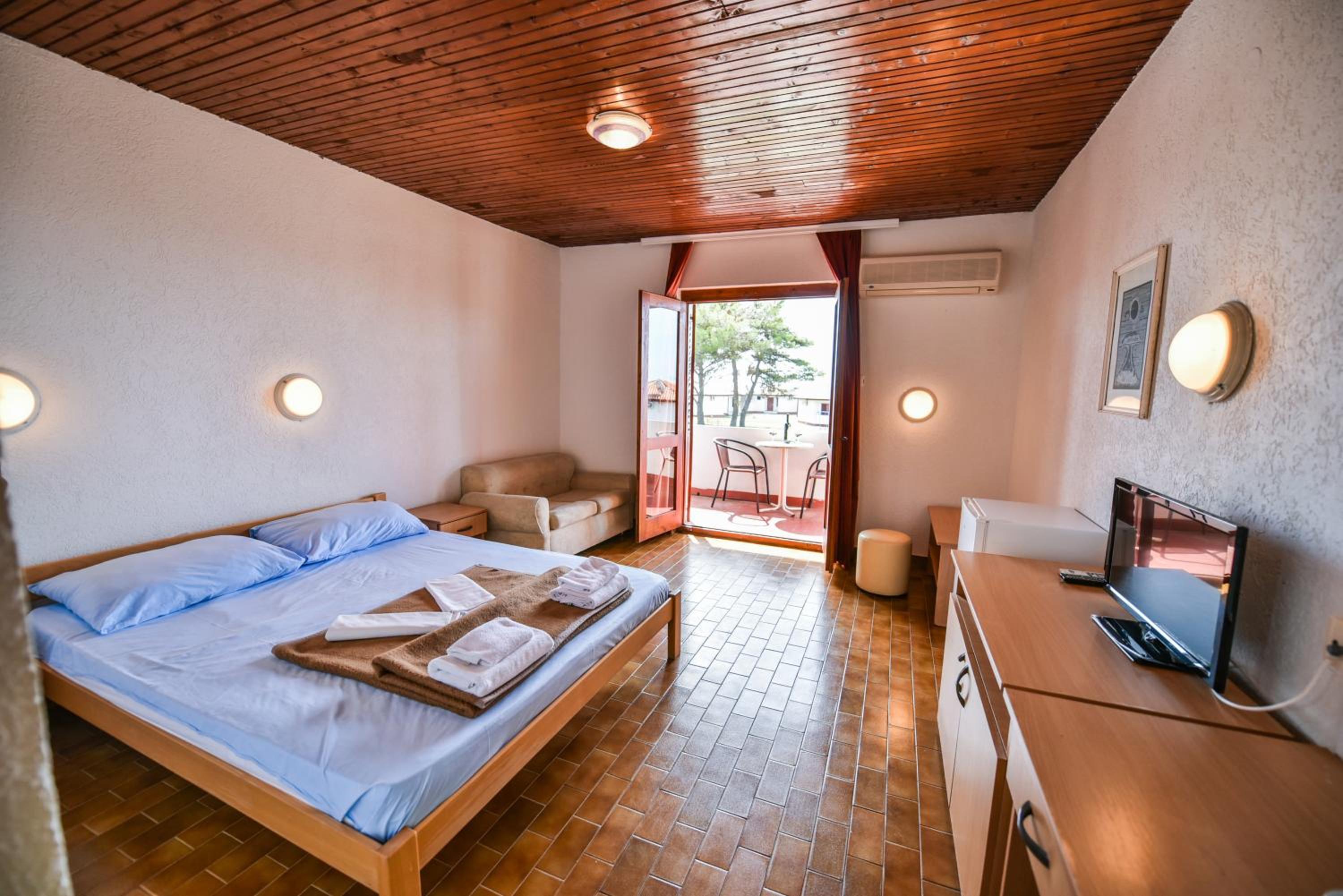 Double or Twin Room with Balcony - Photo 3