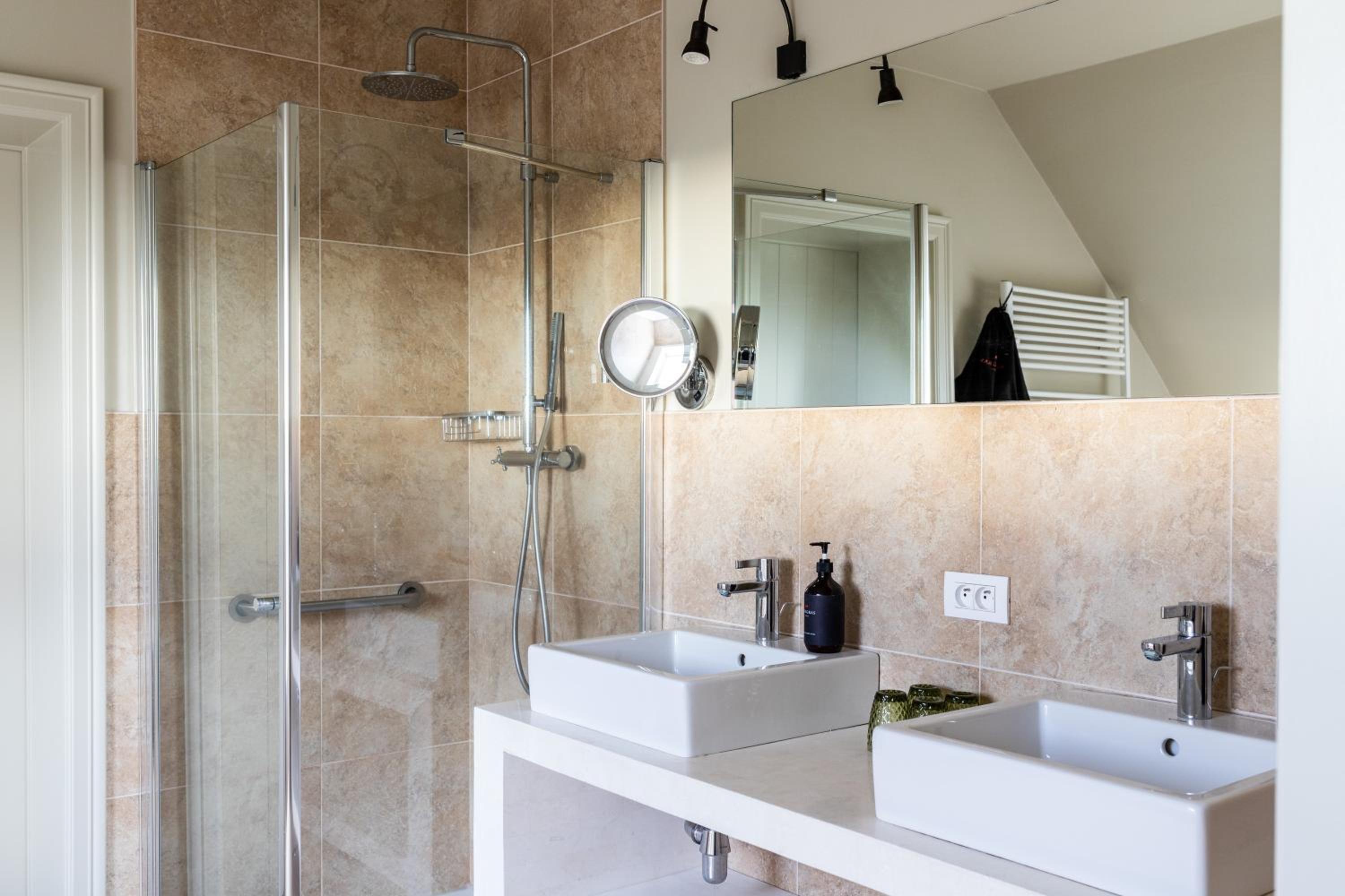 Standard Quadruple Room - Photo 8