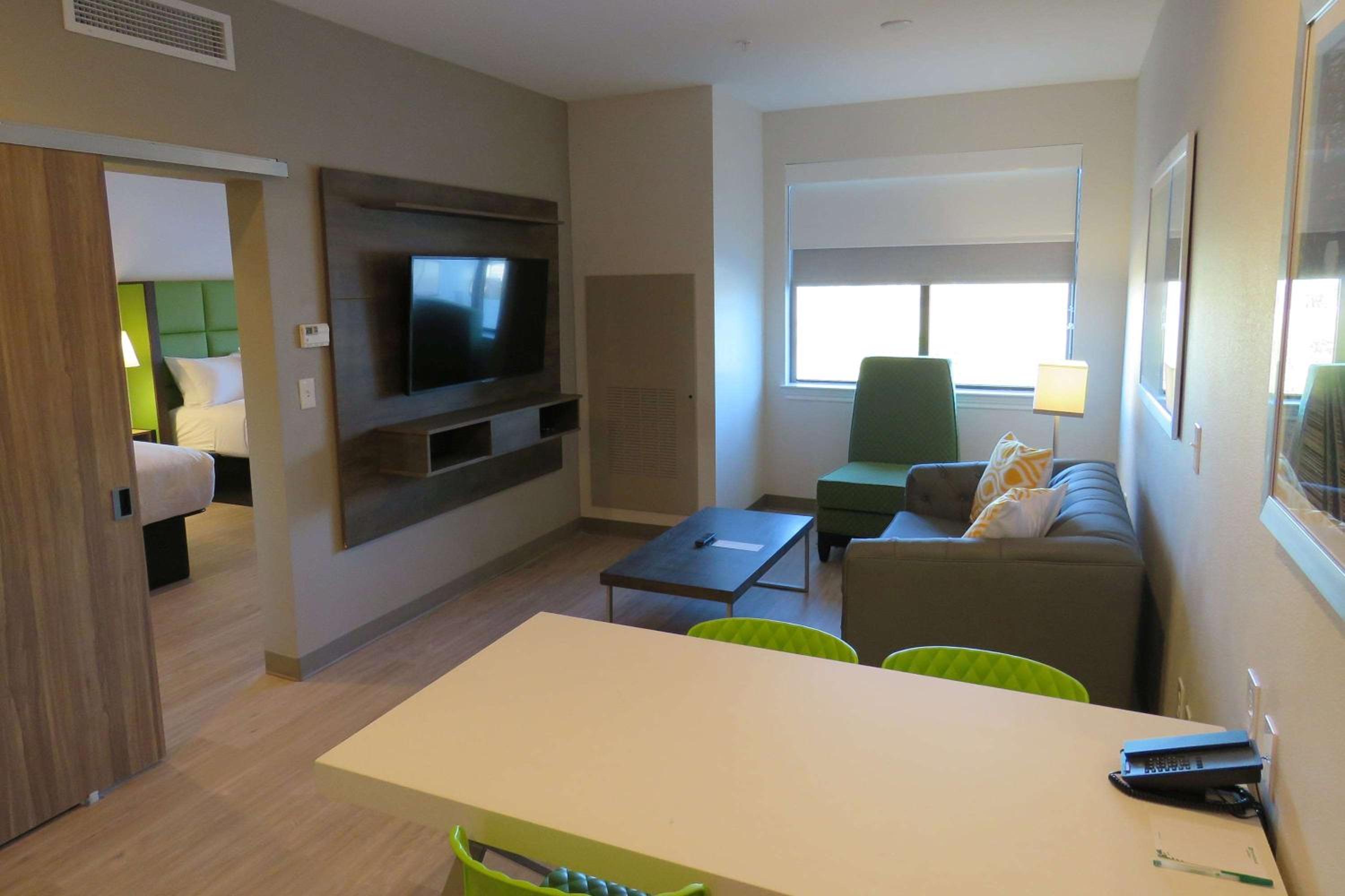 One-Bedroom Suite with Two Queen Beds - Non-Smoking - Photo 3