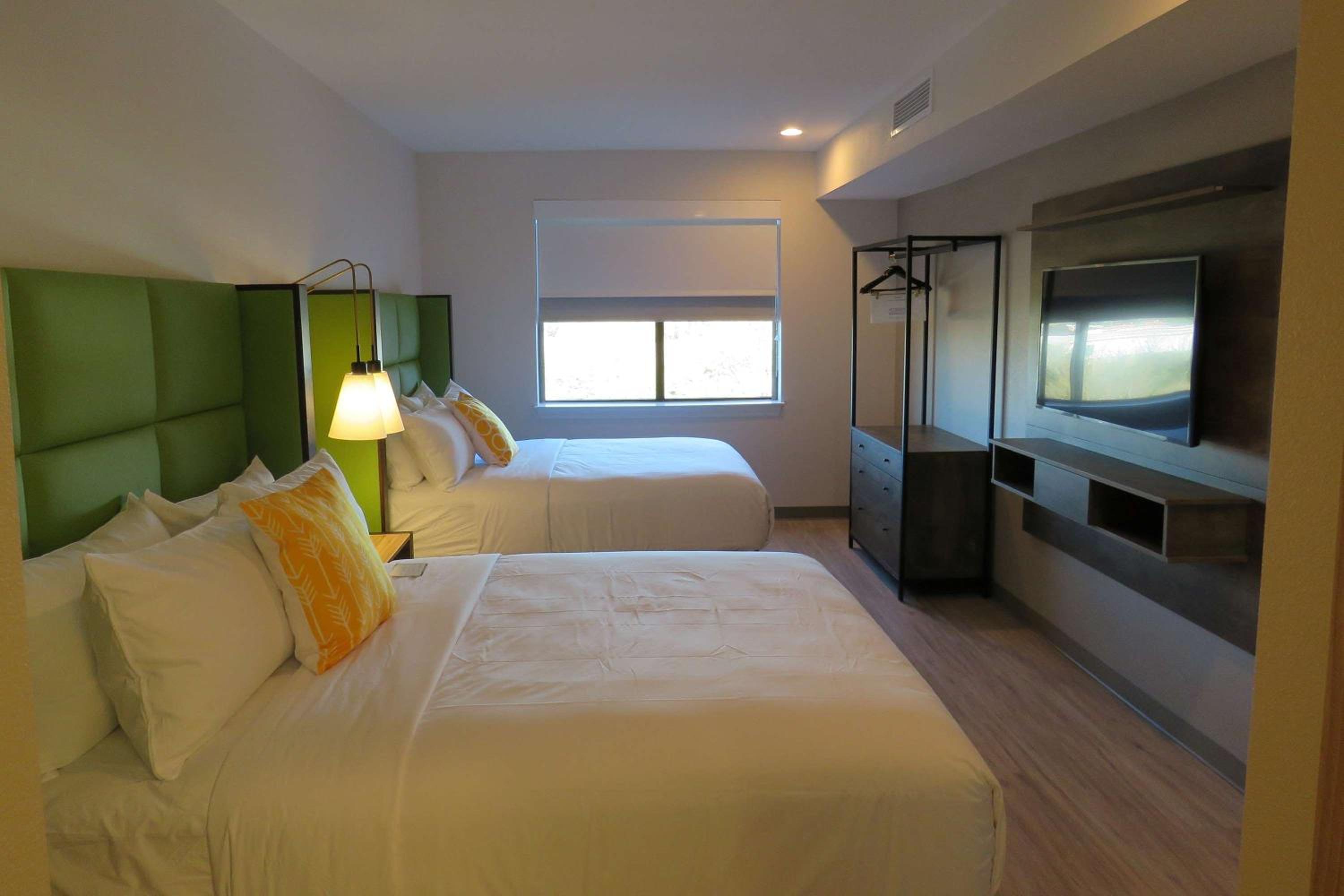 One-Bedroom Suite with Two Queen Beds - Non-Smoking - Photo 4