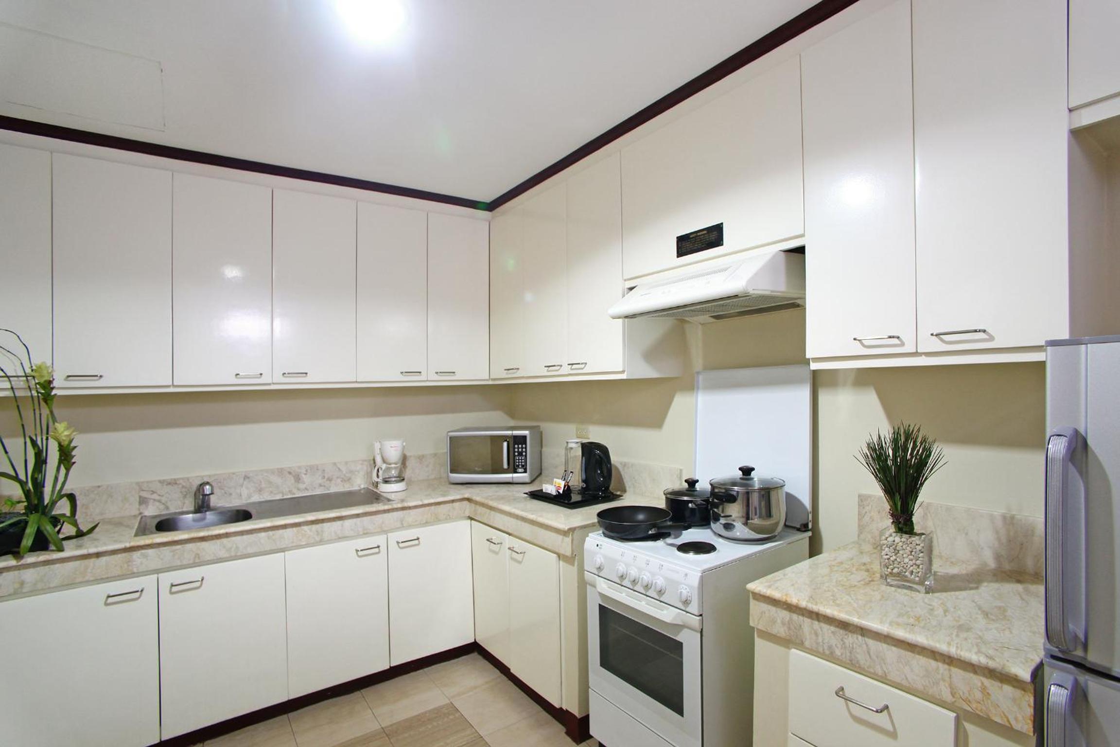 Three Bedroom Suite - Photo 3