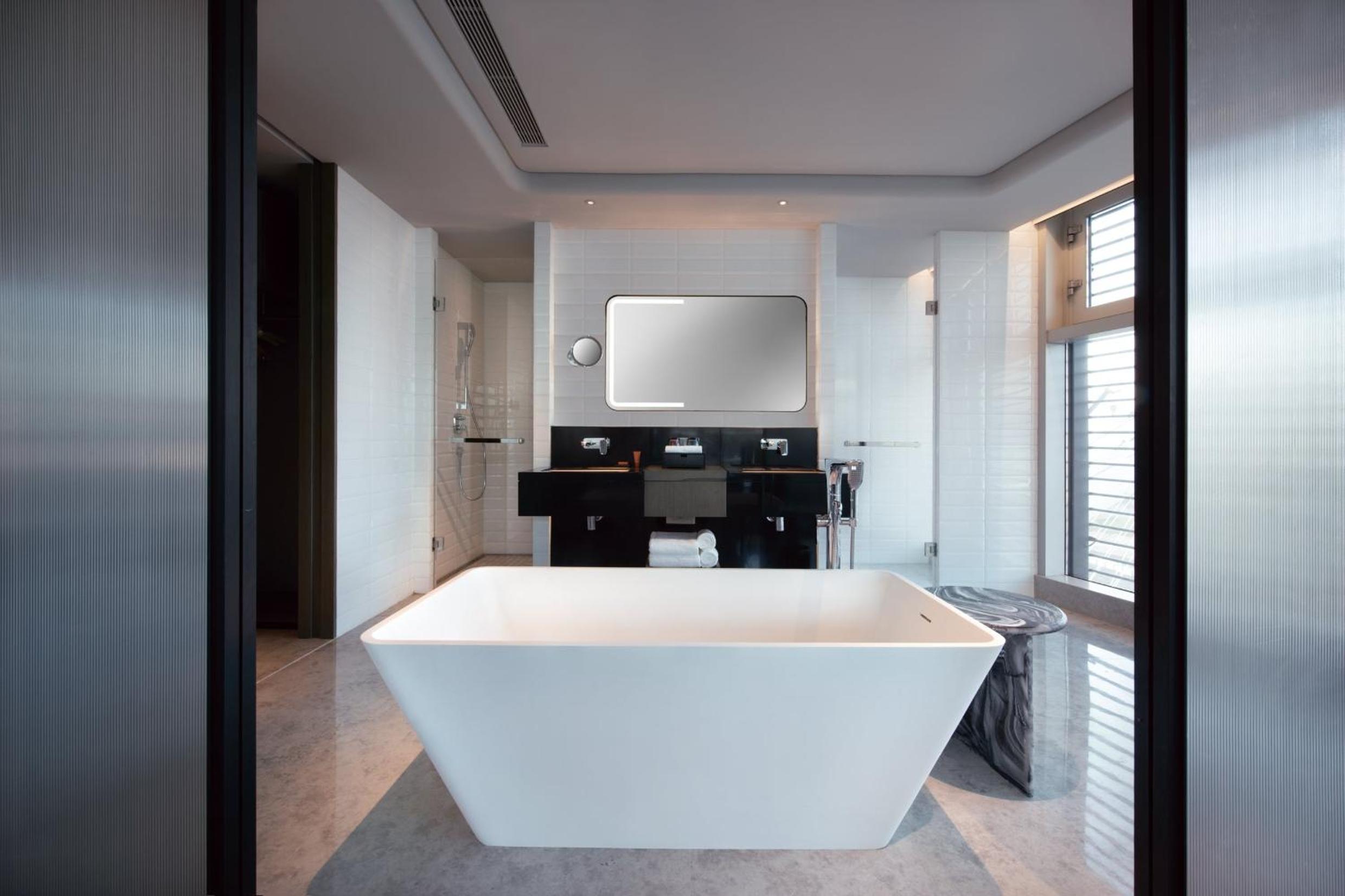 One-Bedroom Suite - Photo 3