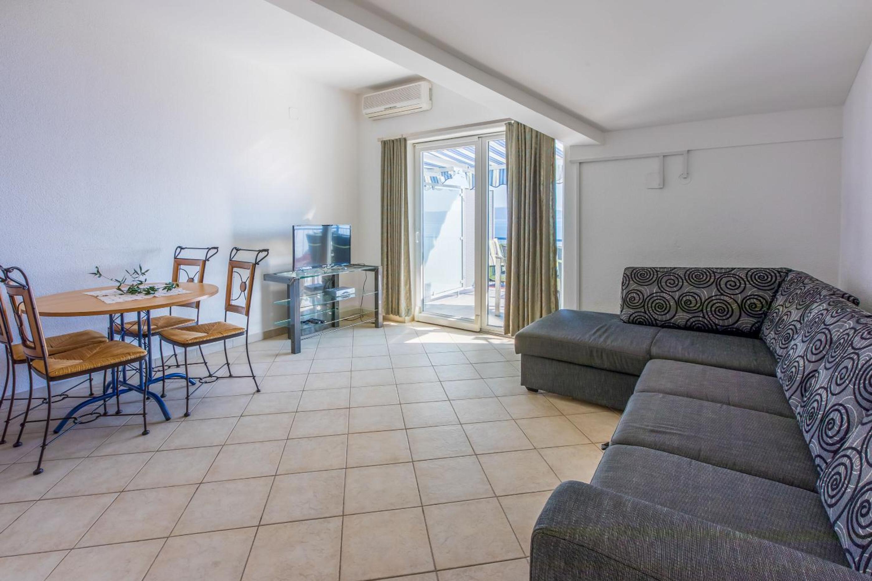 One-Bedroom Apartment (4 Adults) photo 2
