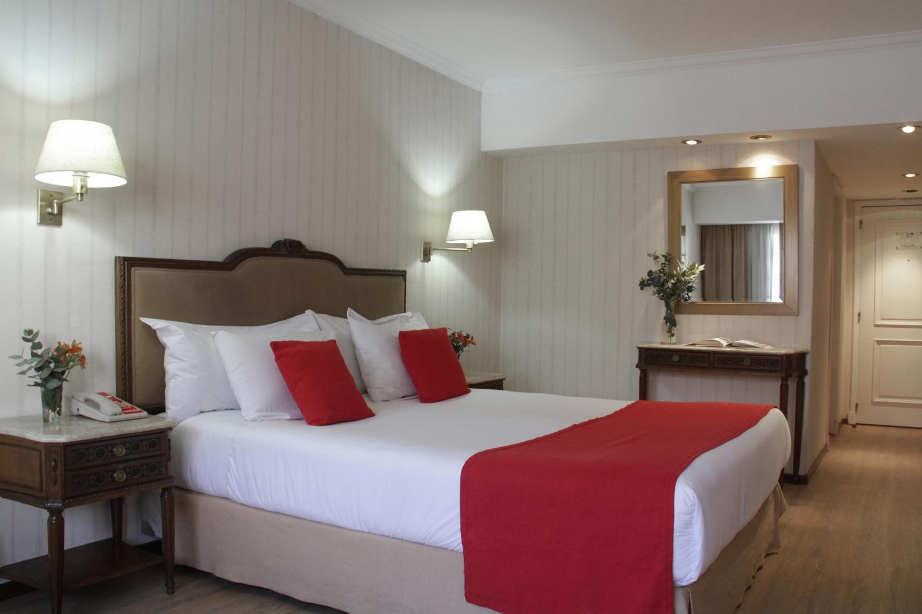Room with One Queen Bed and One Single Bed - Non-Smoking photo 3
