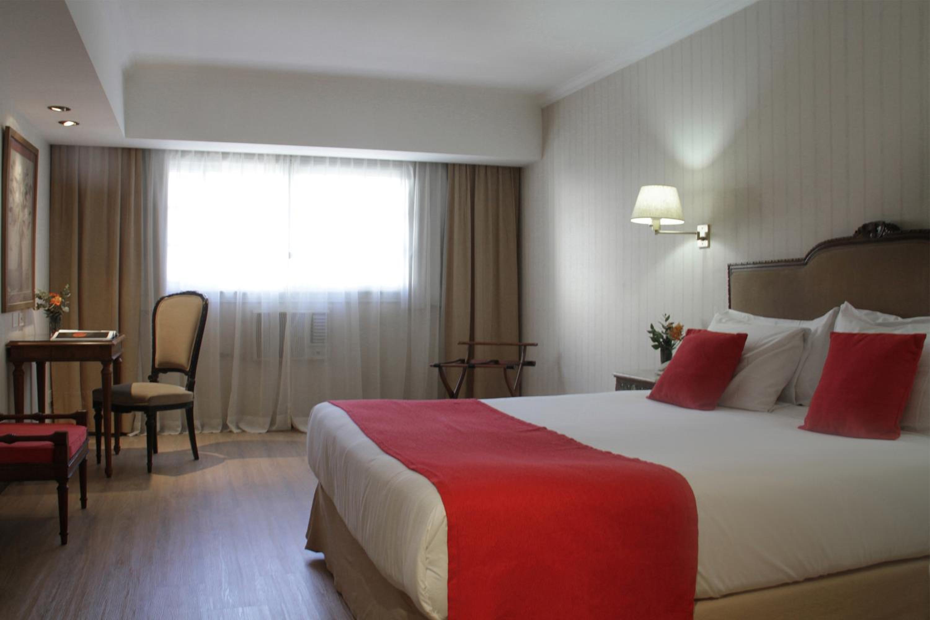 Room with One Queen Bed and One Single Bed - Non-Smoking photo 2