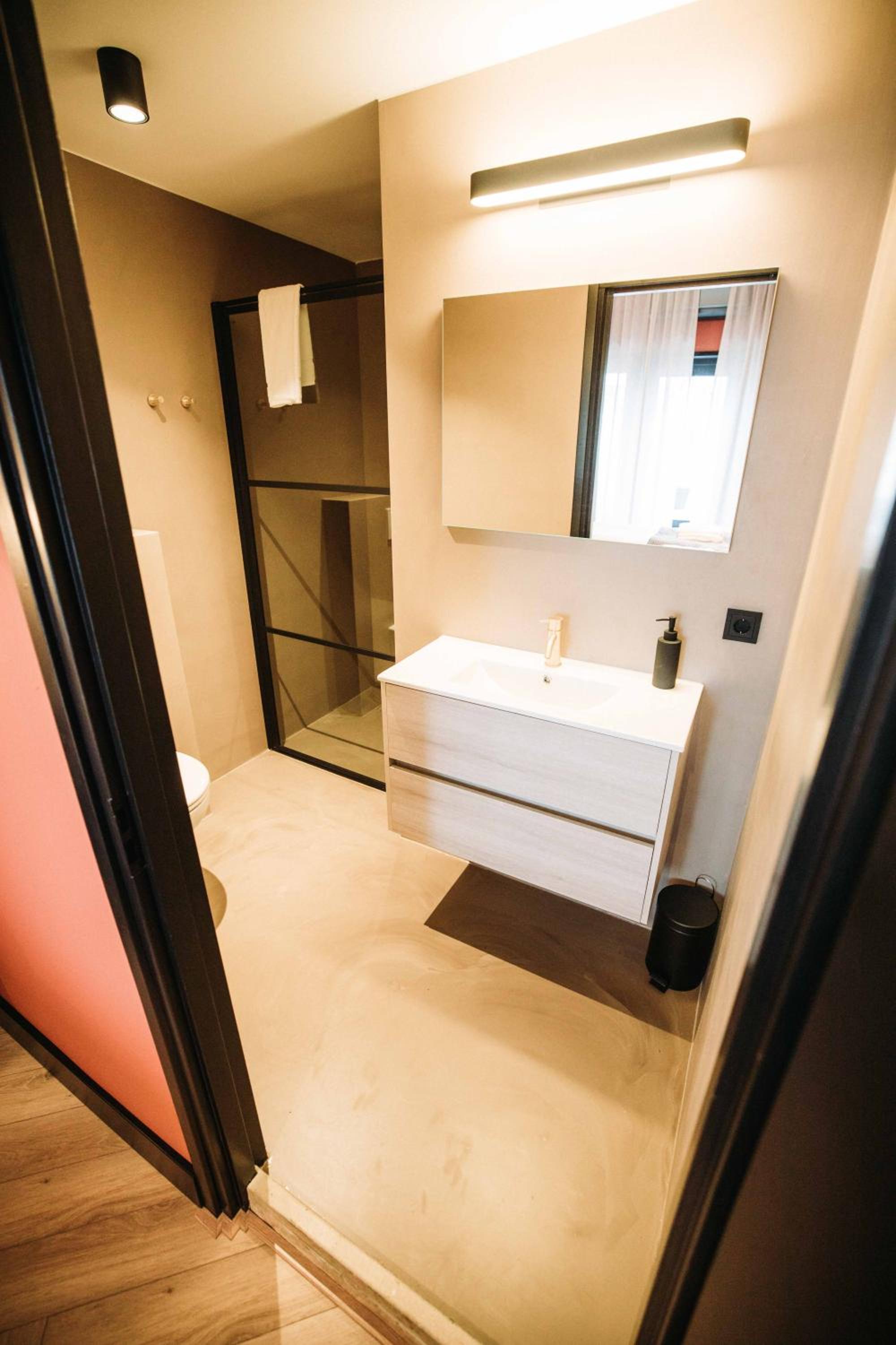 Deluxe Double Room with Balcony photo 3