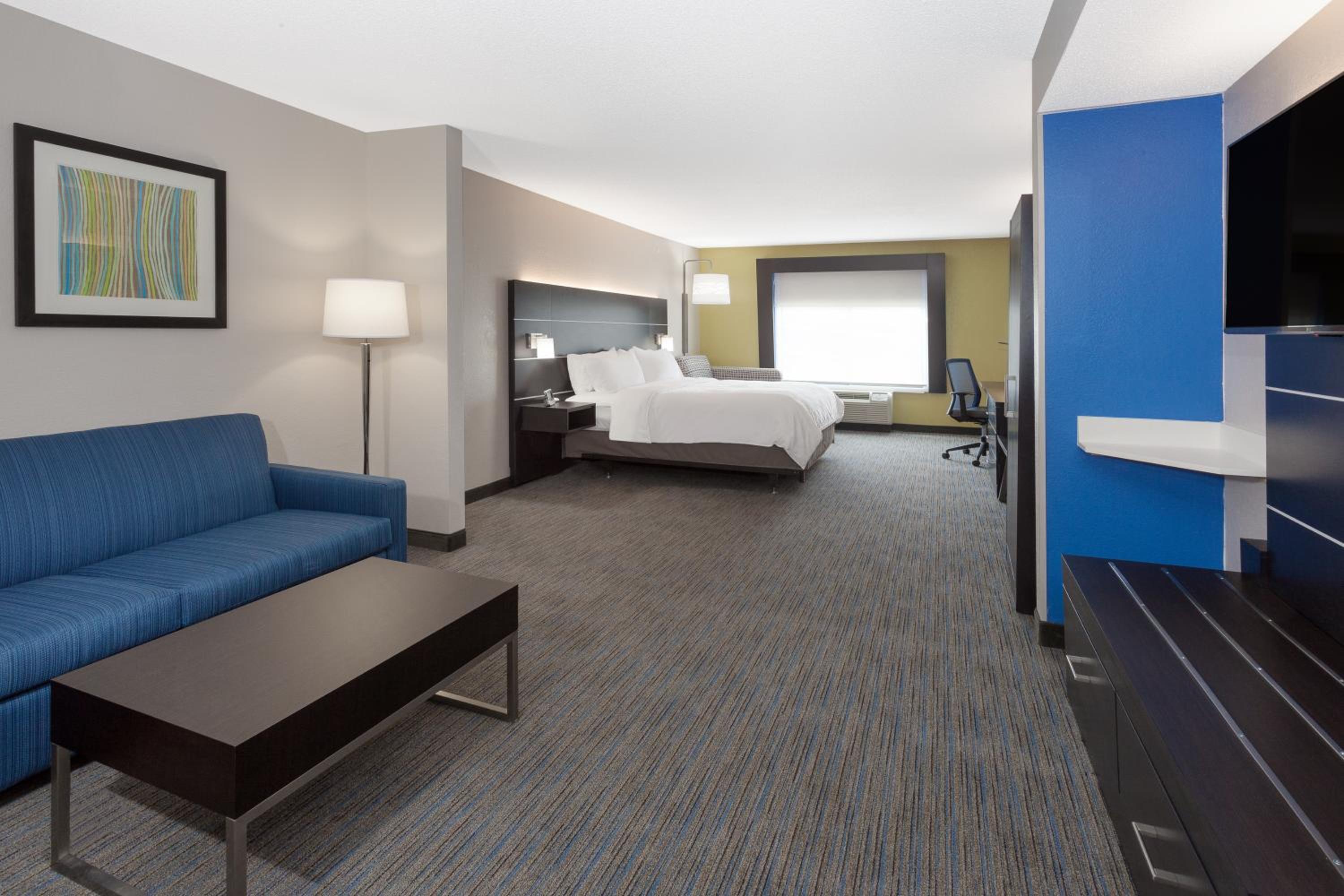 One-Bedroom King Suite - Photo 3