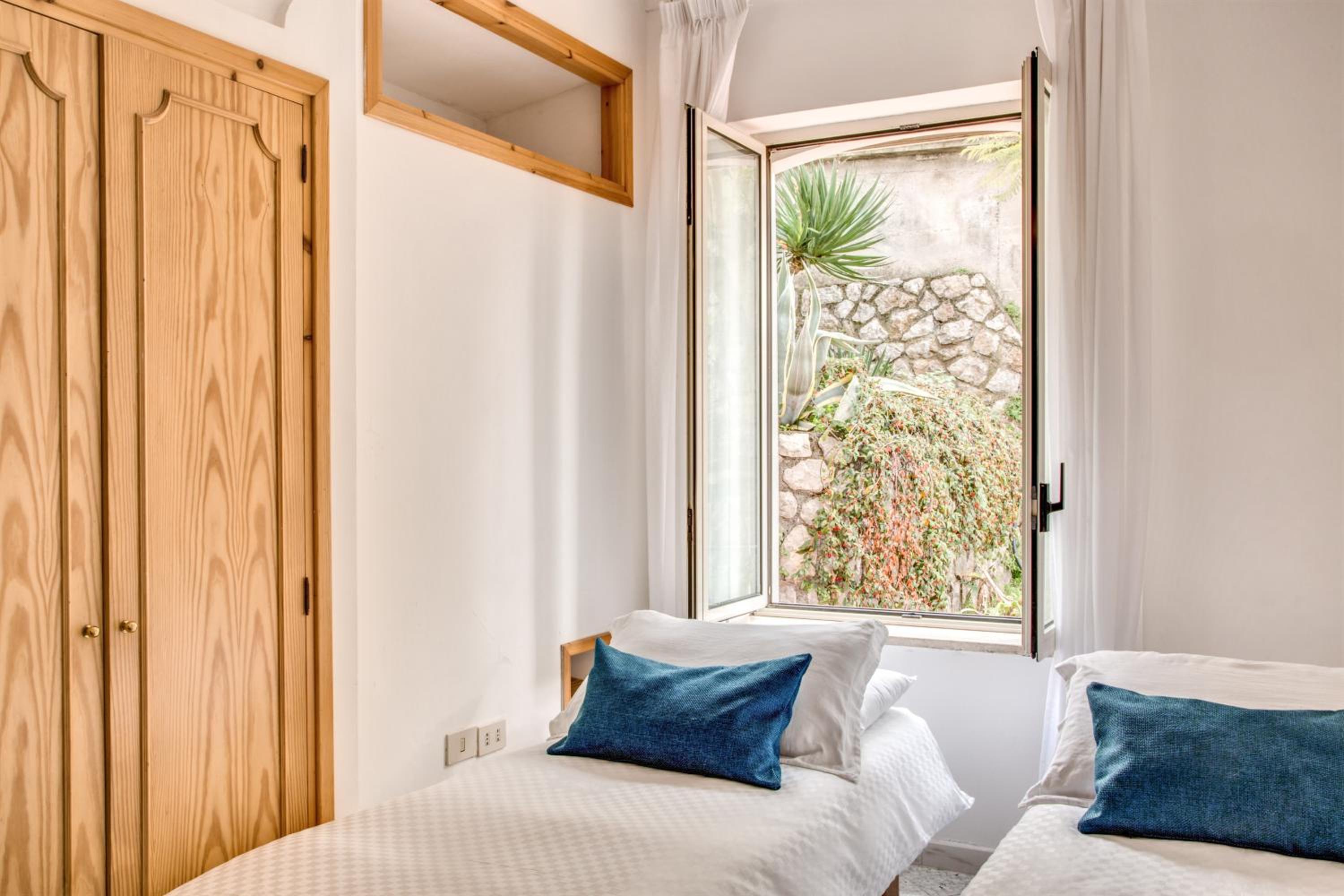 Deluxe Three-Bedroom Apartment with Sea View