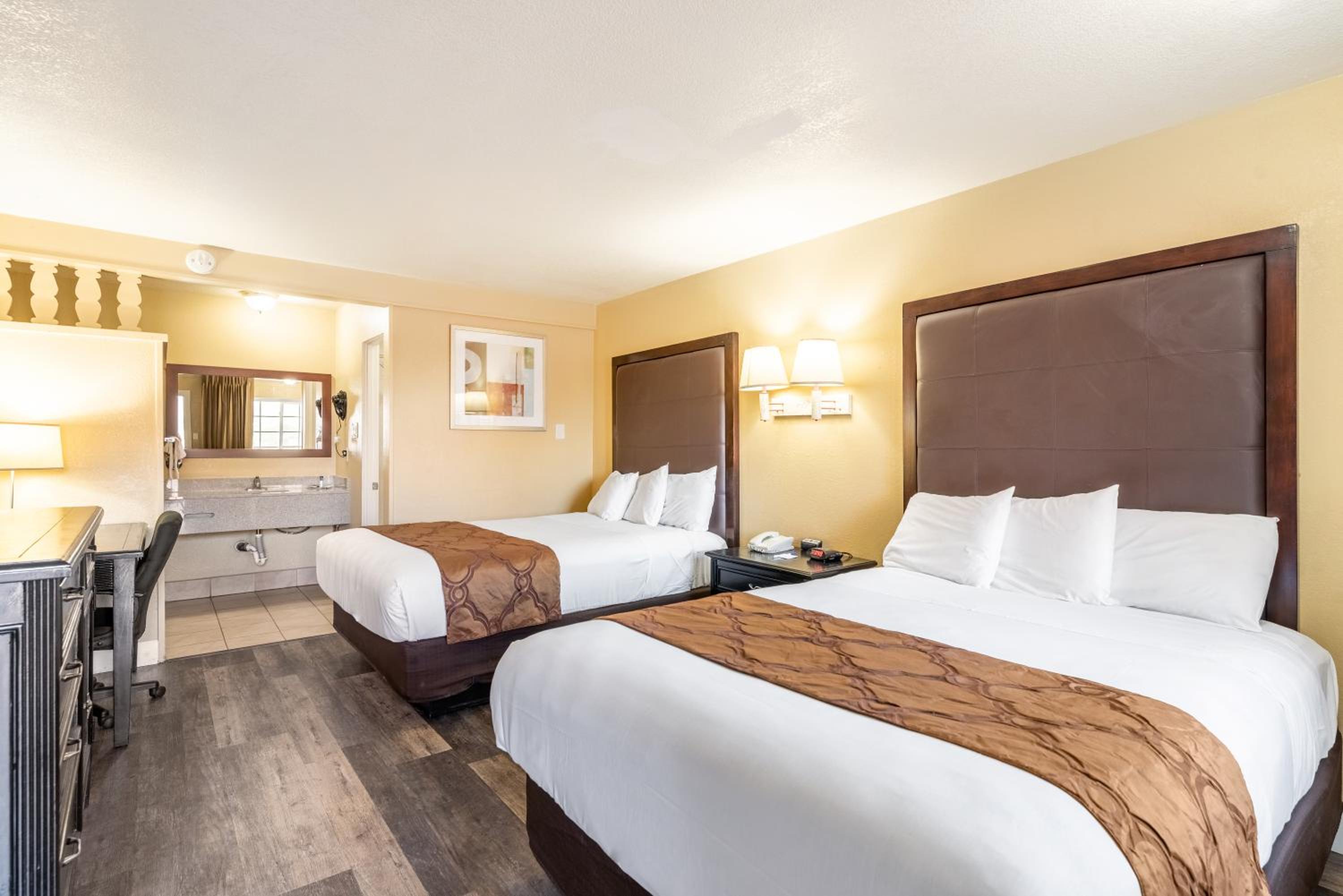 Deluxe Queen Room with Two Queen Beds - Photo 3