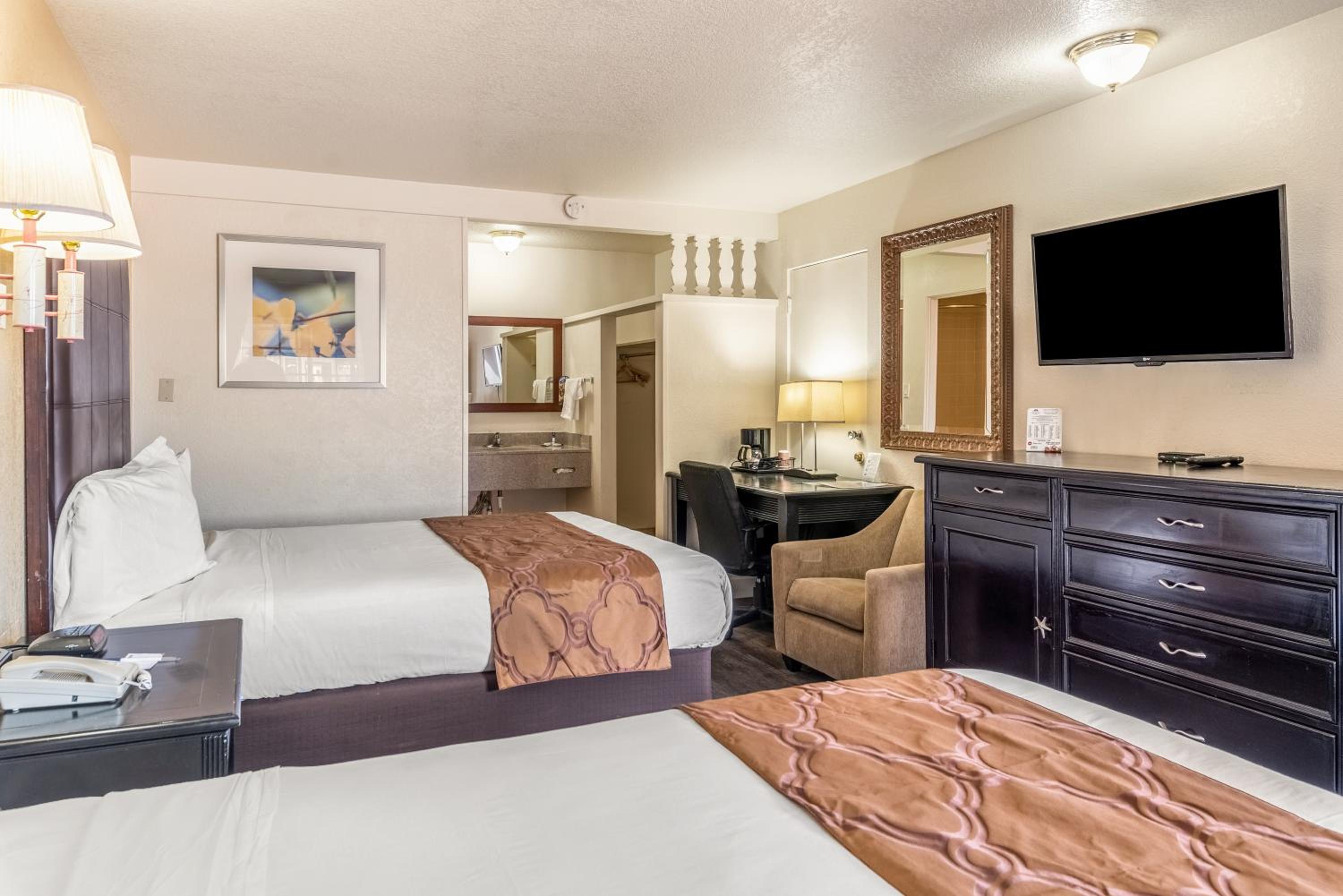 Deluxe Queen Room with Two Queen Beds - Photo 2