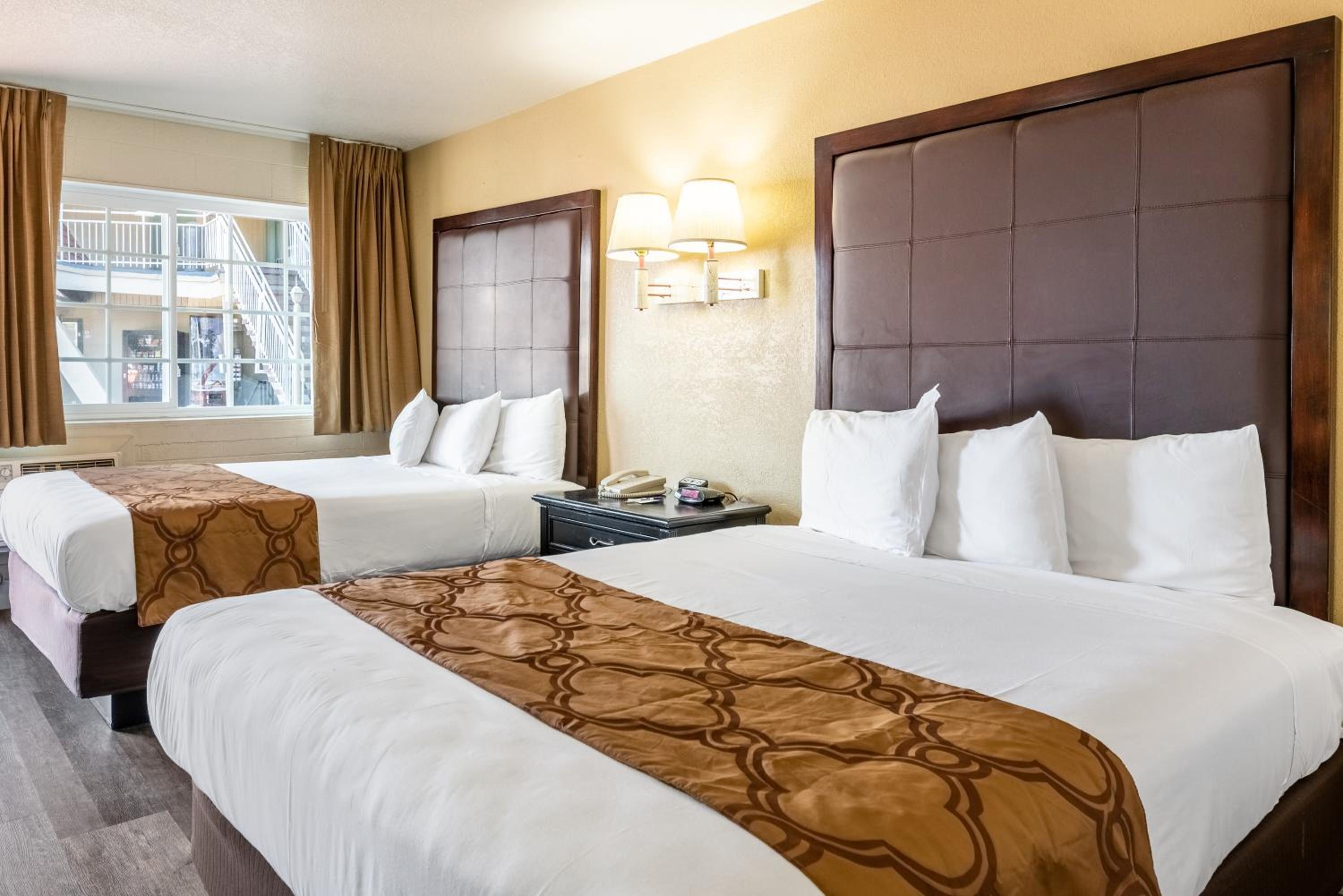 Deluxe Queen Room with Two Queen Beds - Photo 7