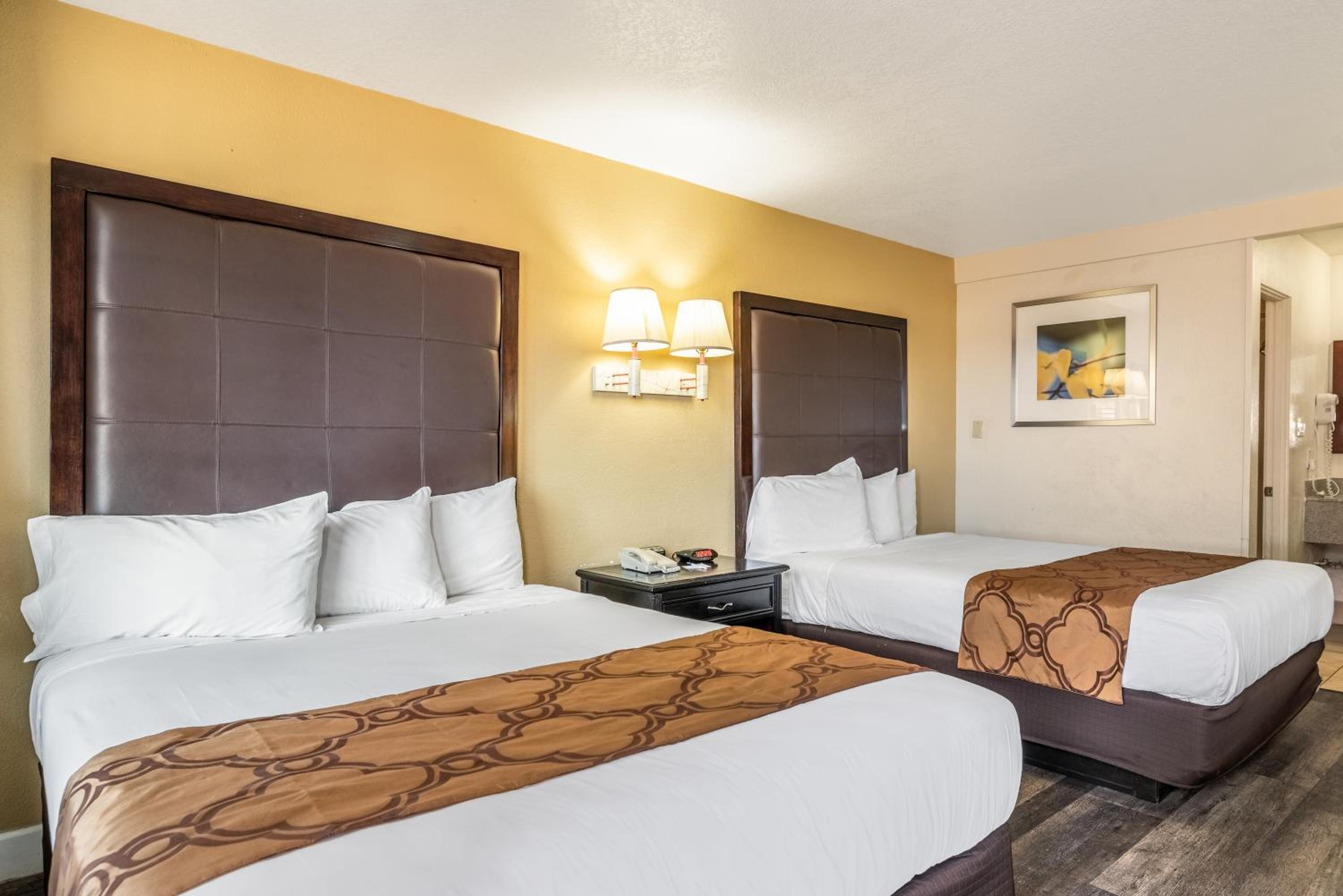 Deluxe Queen Room with Two Queen Beds - Photo 6