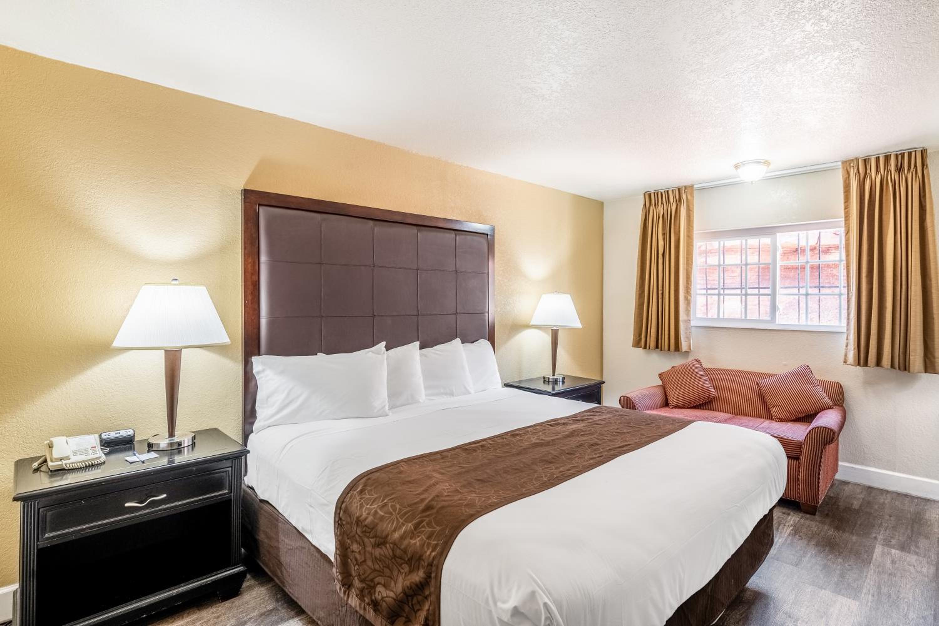 Standard King Room - Photo 2
