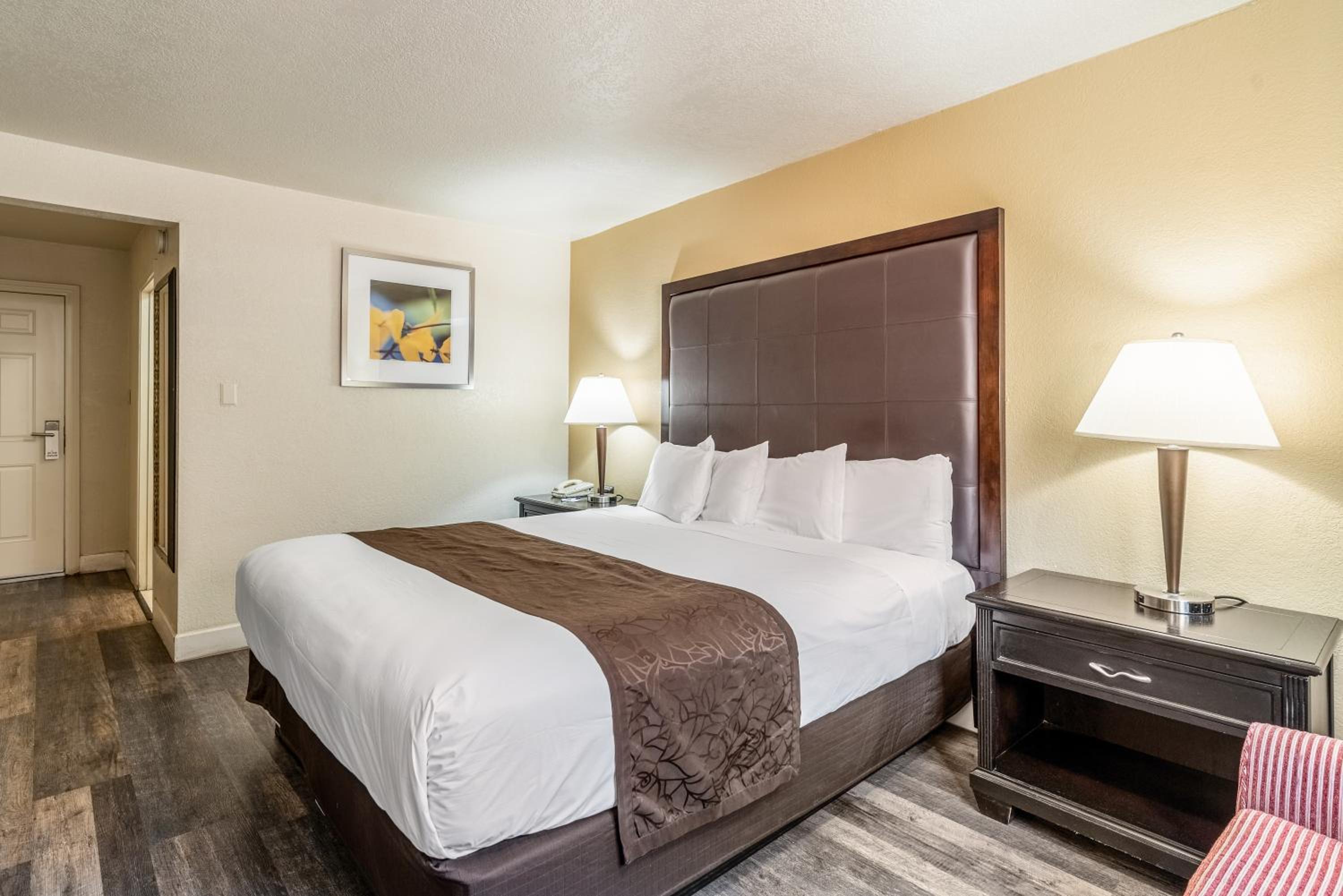 Standard King Room - Photo 3