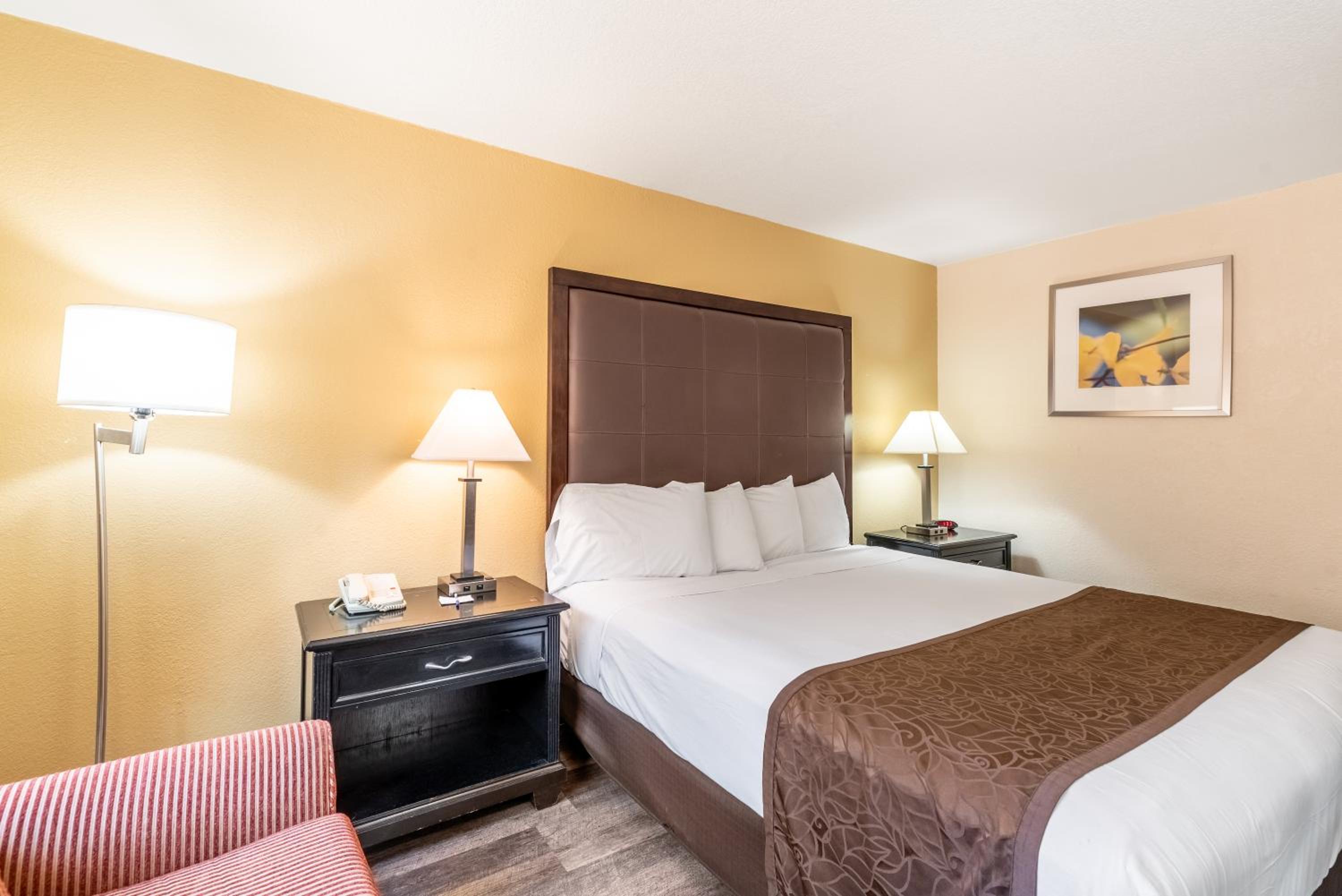 Standard King Room - Photo 4