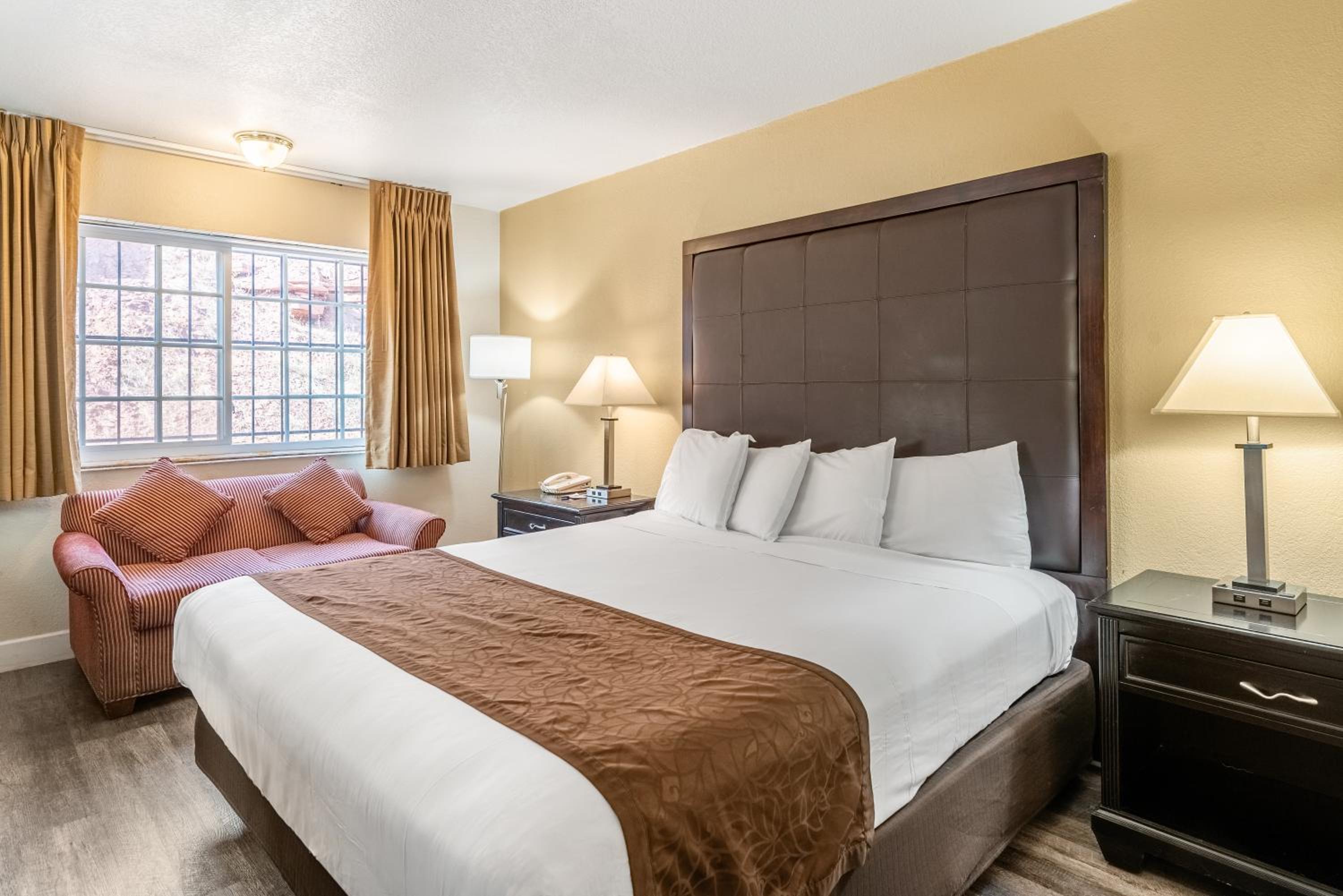 Standard King Room - Photo 5
