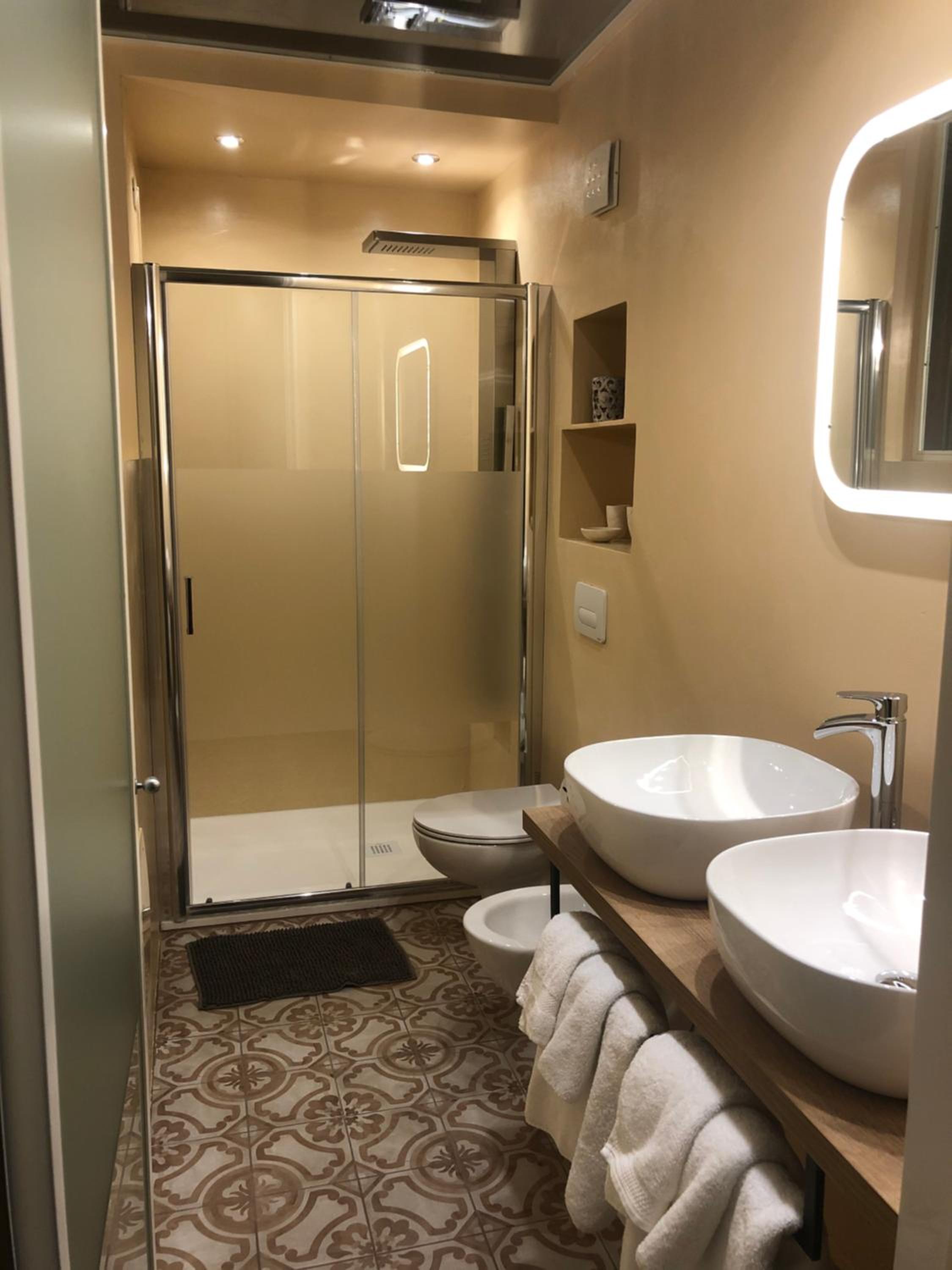 Deluxe Double Room with Shower - Photo 5
