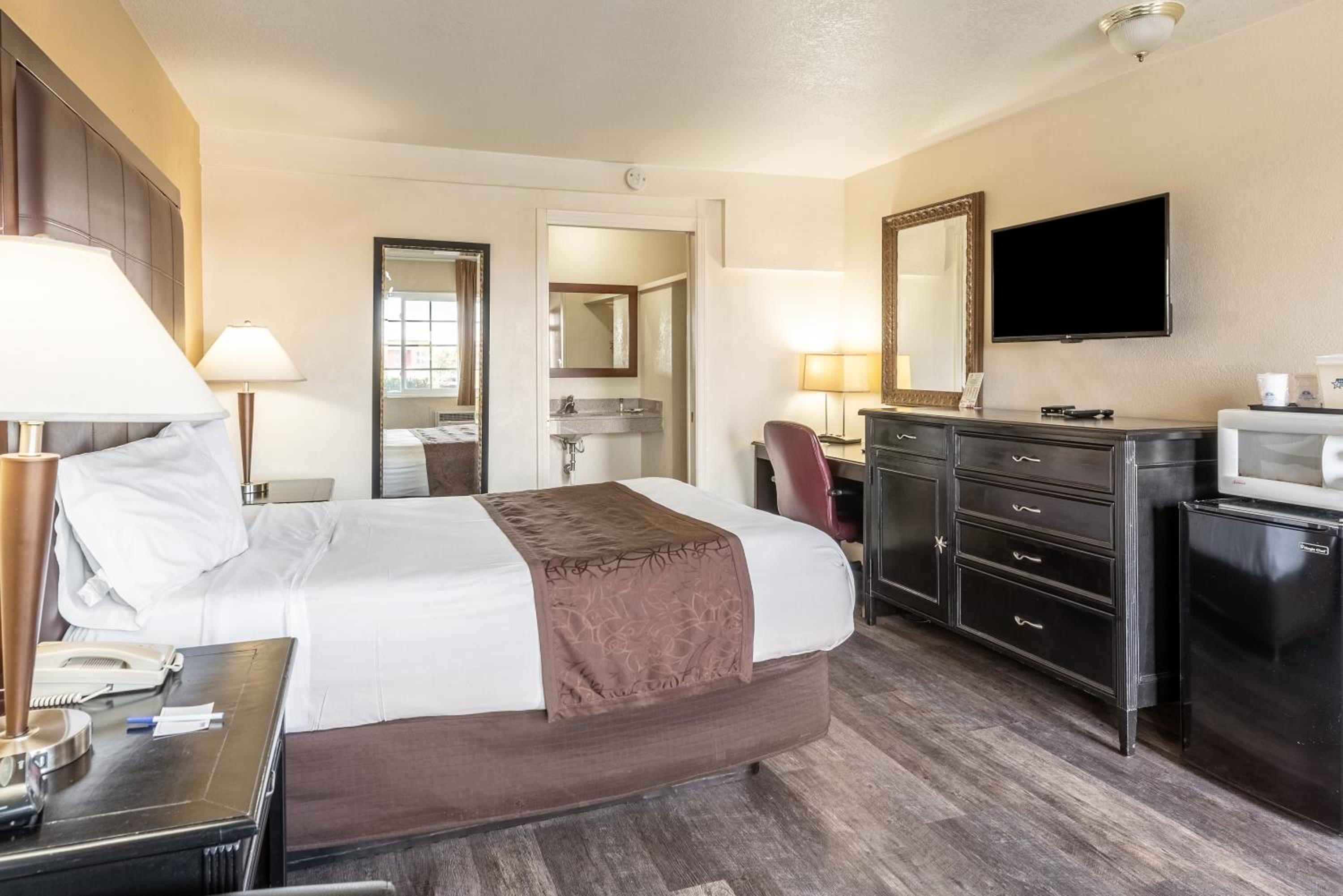 Standard King Room - Photo 6