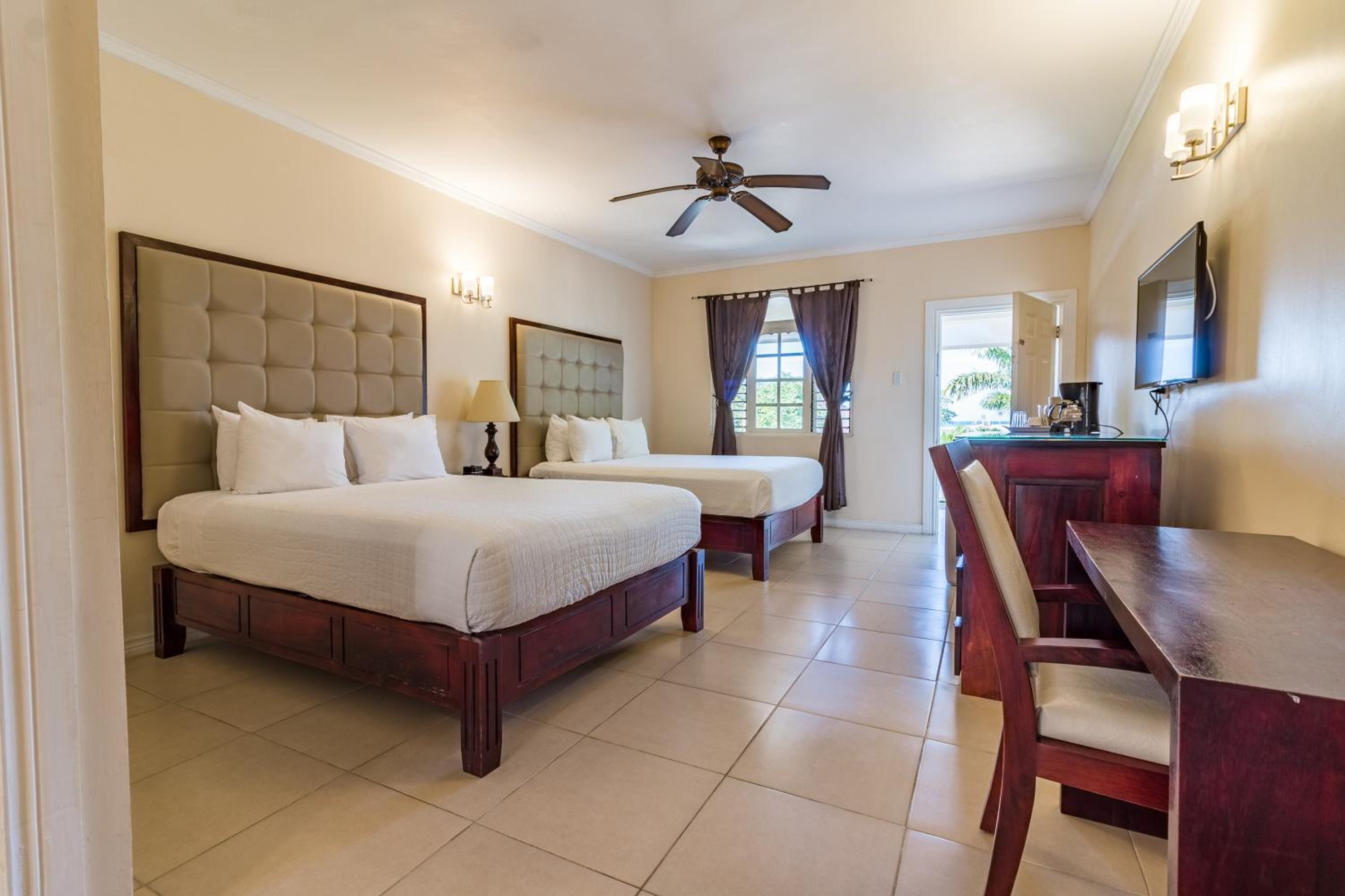 Deluxe Room - Photo 6