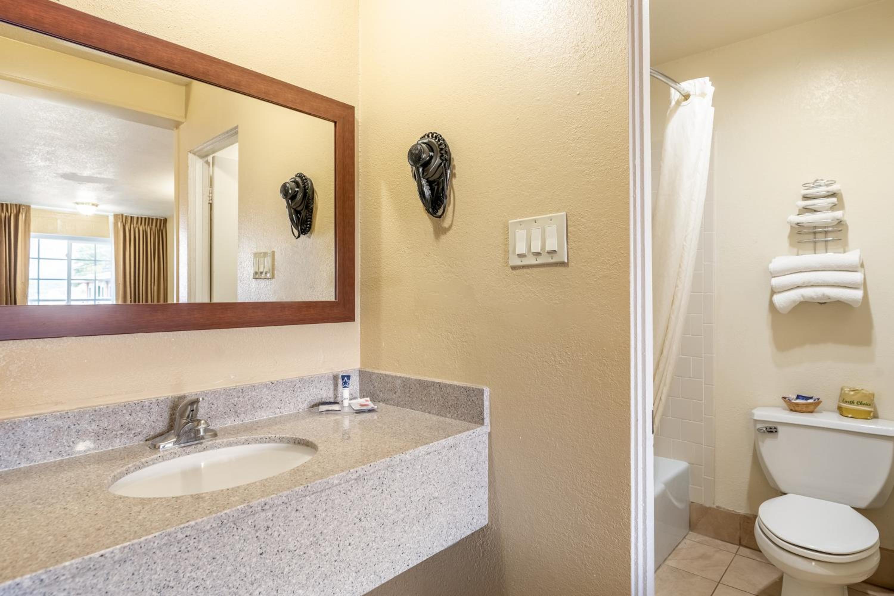 Standard King Room - Photo 7