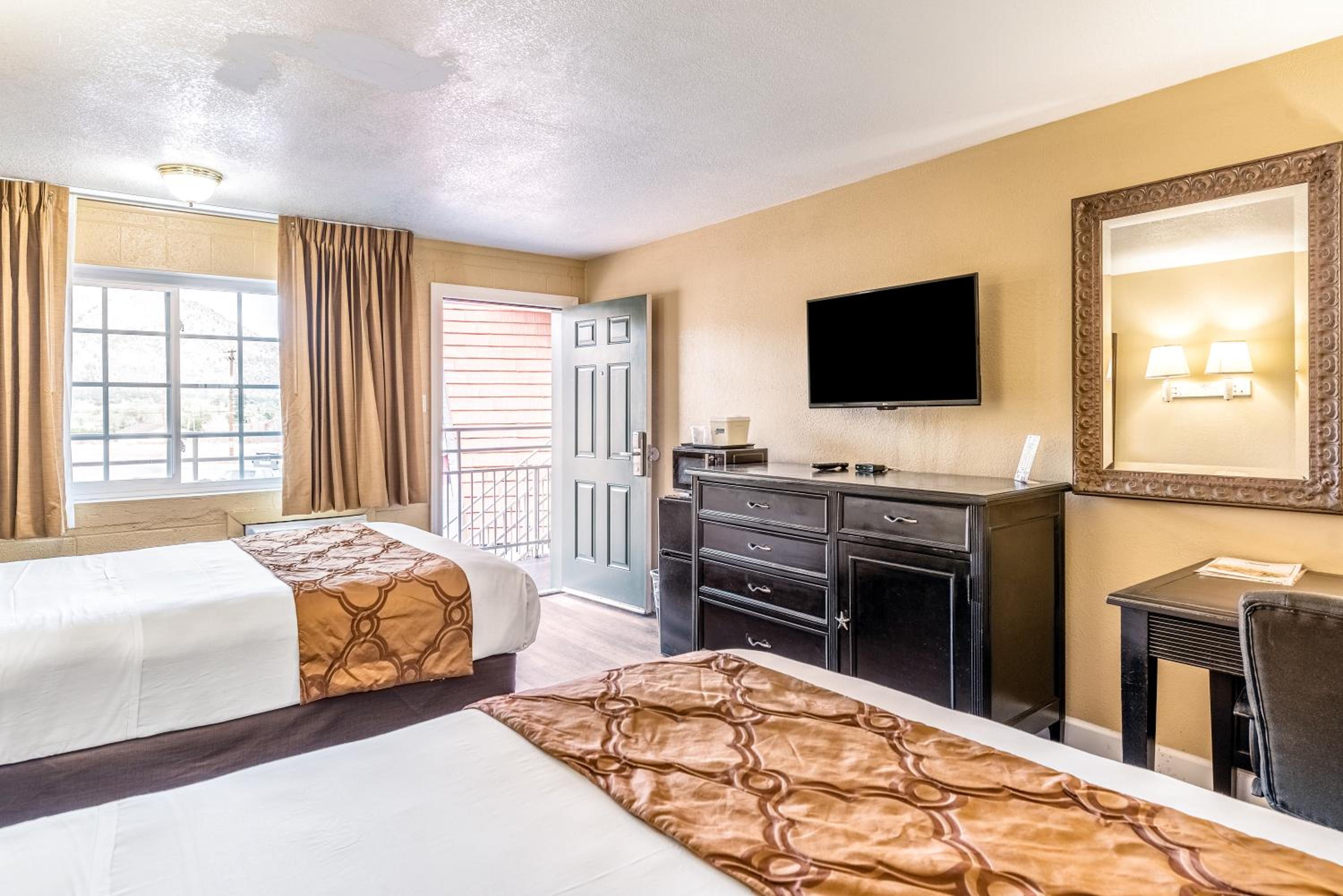 Deluxe Queen Room with Two Queen Beds - Photo 4