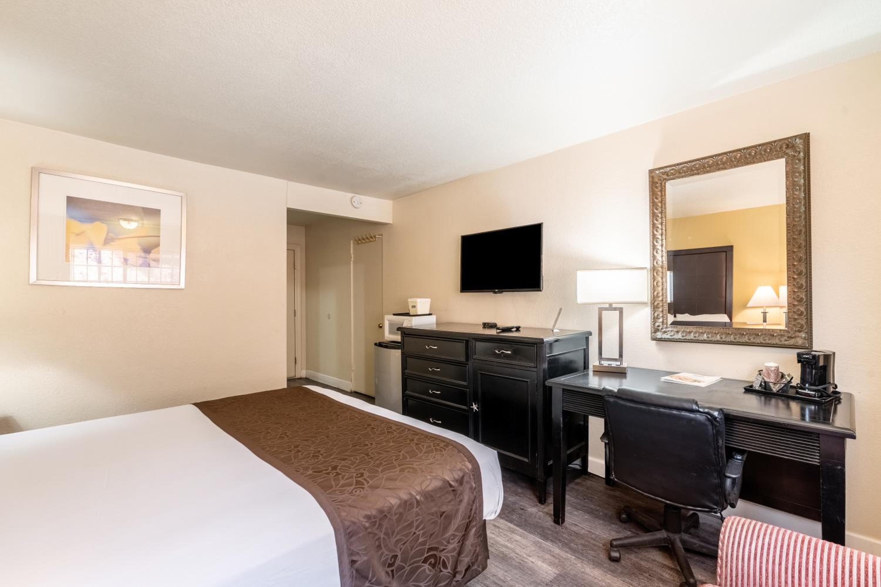 Standard King Room - Photo 8