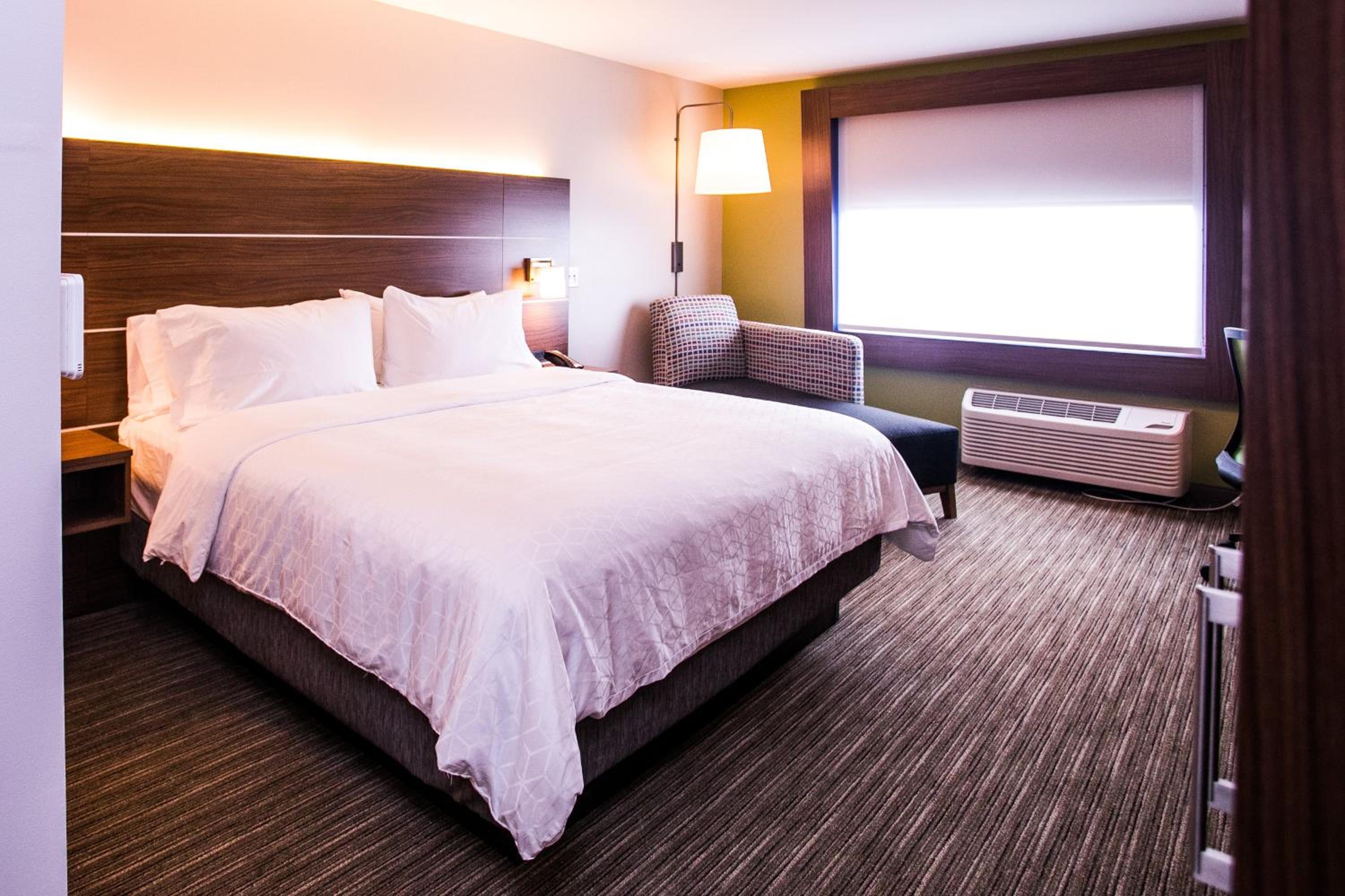 Standard King Room - Photo 5