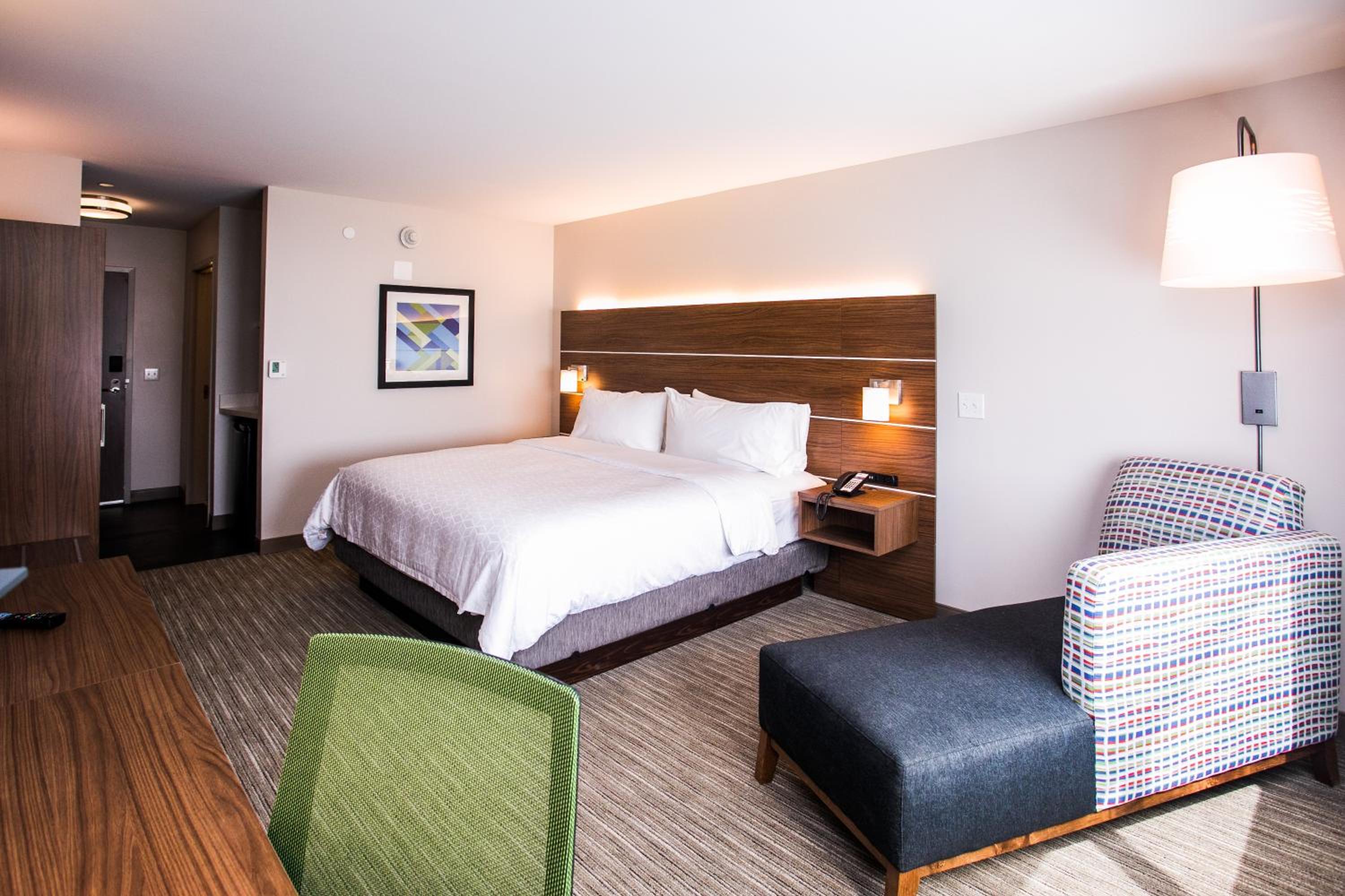 Standard King Room - Photo 7