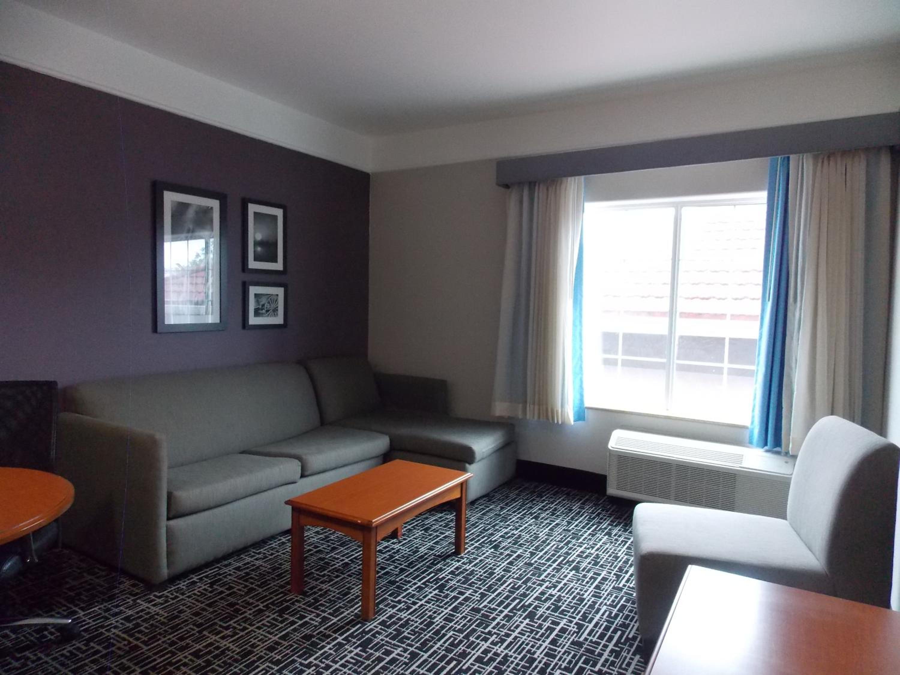 King Suite with Tub - Disability Access/Non Smoking - Photo 1