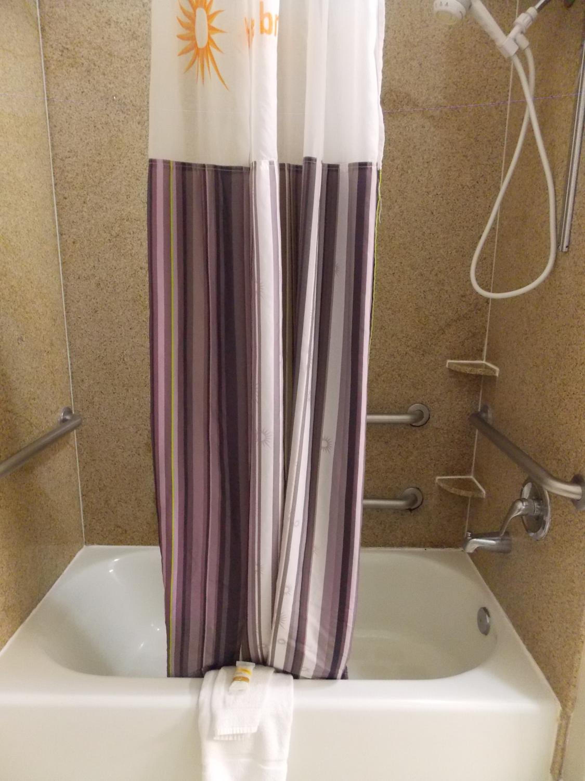 King Suite with Tub - Disability Access/Non Smoking - Photo 2