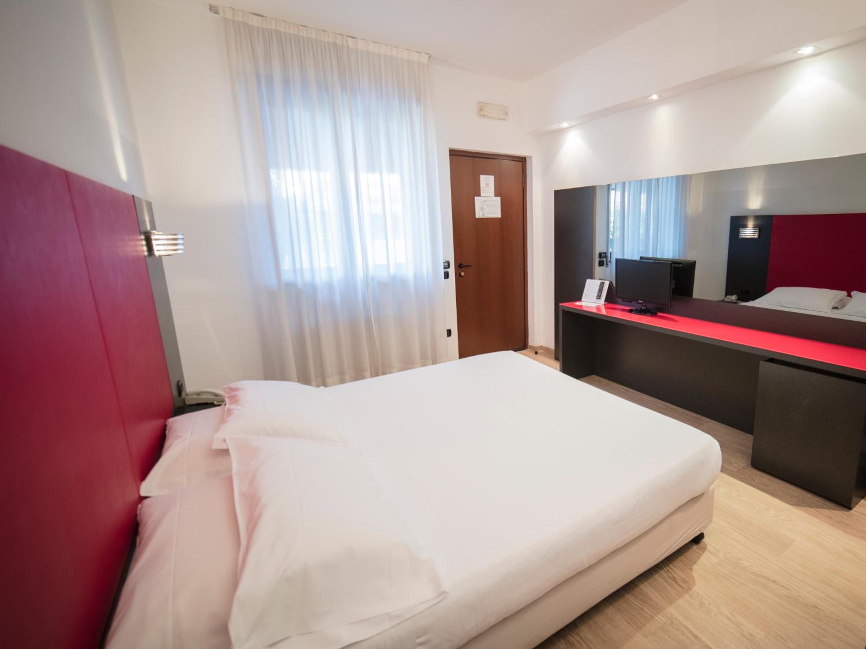Double or Twin Room - Photo 4