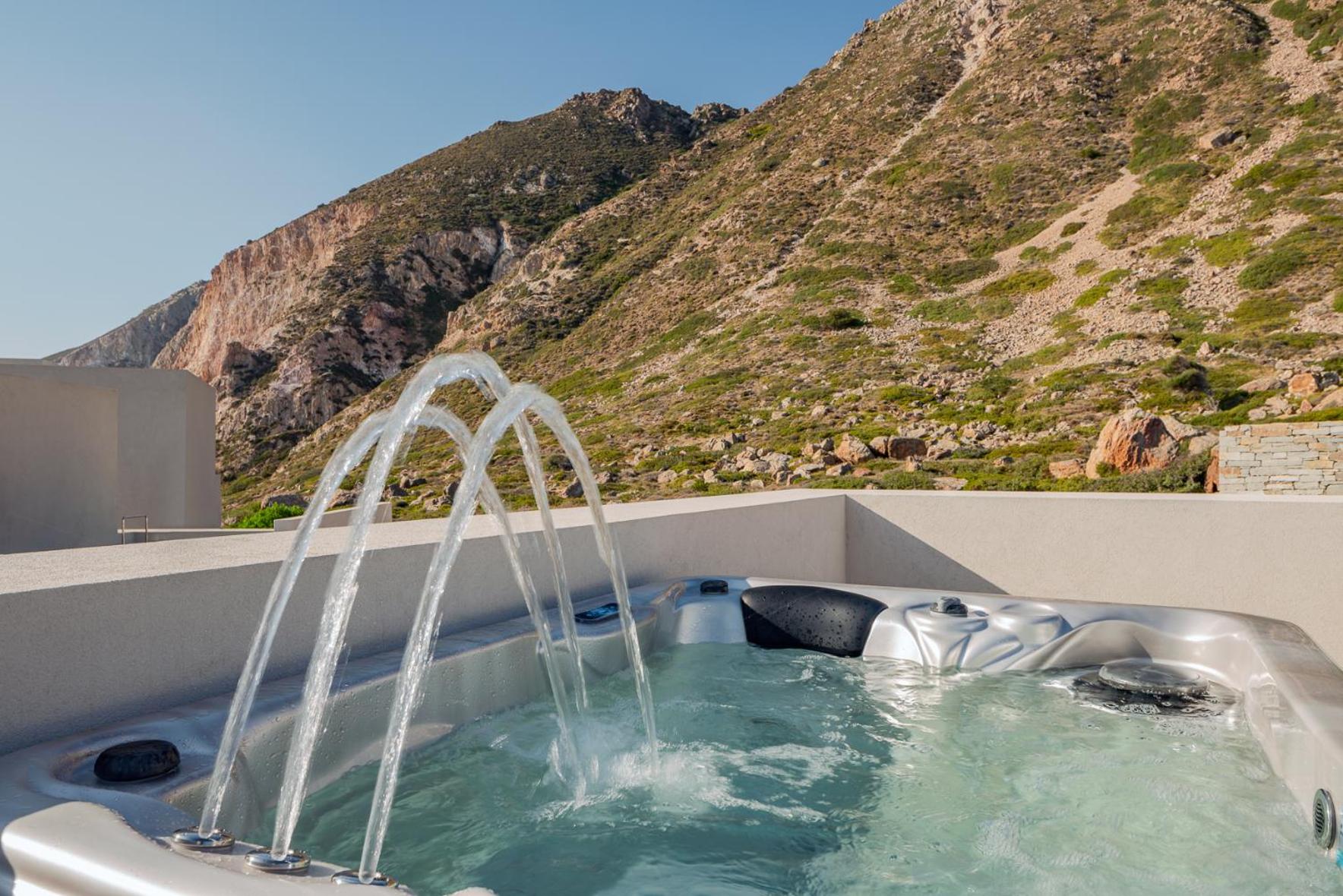 Suite with Jet Tub photo 3