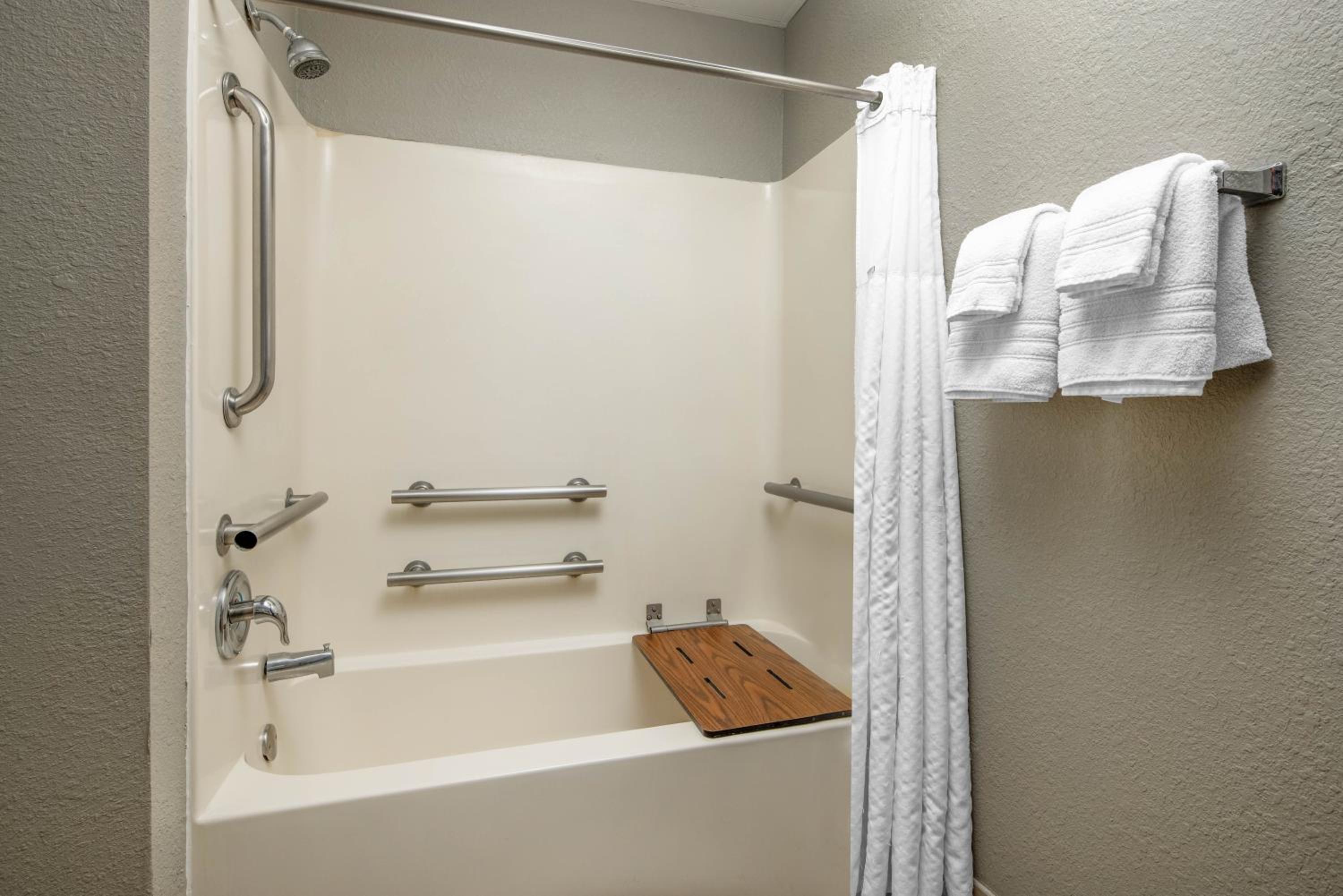 King Room - Mobility Access/Non-Smoking - Photo 6