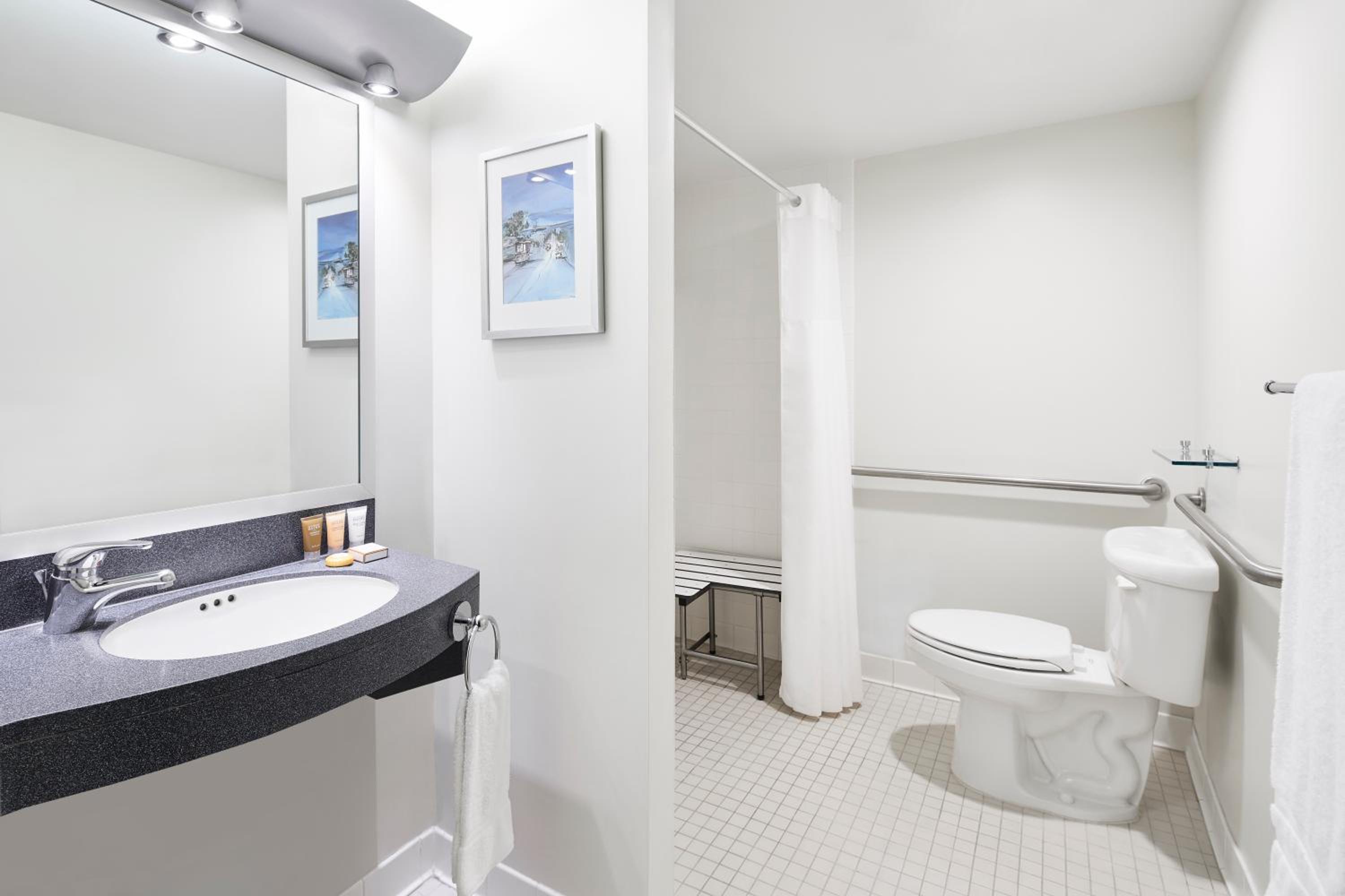 Queen Room - Disability Access - Photo 2