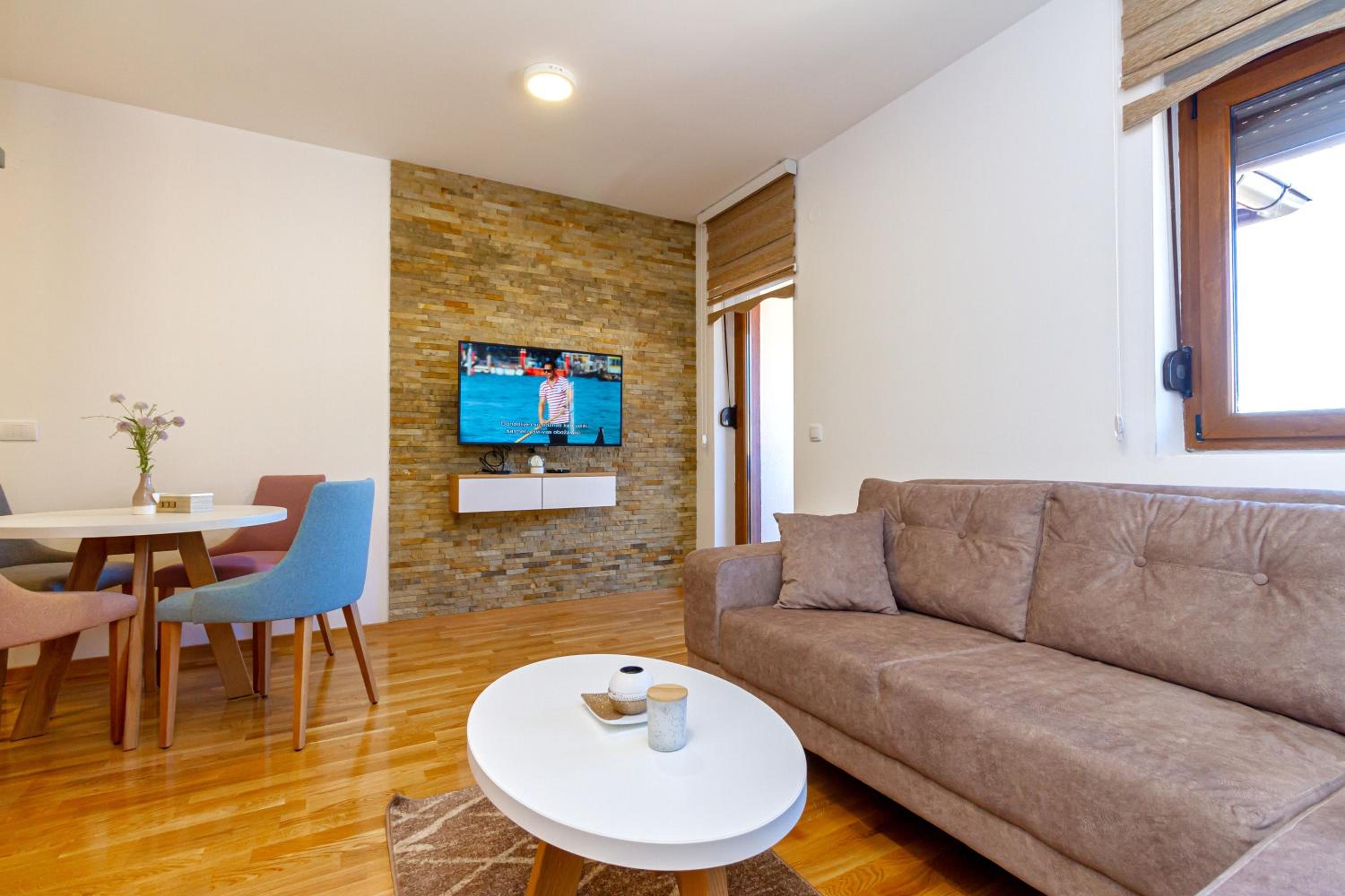 Apartment with Mountain View