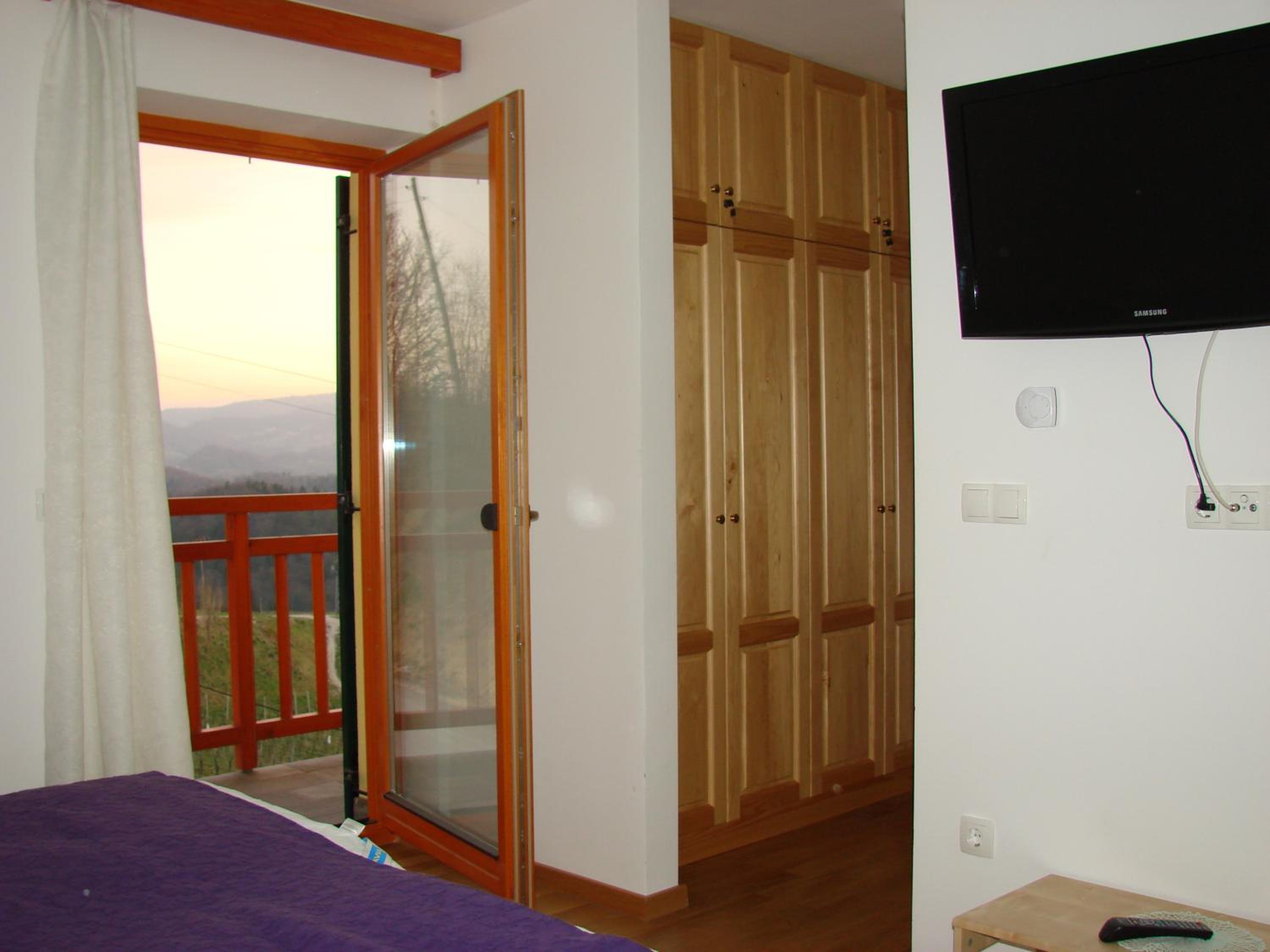 Double Room with Balcony - Photo 2
