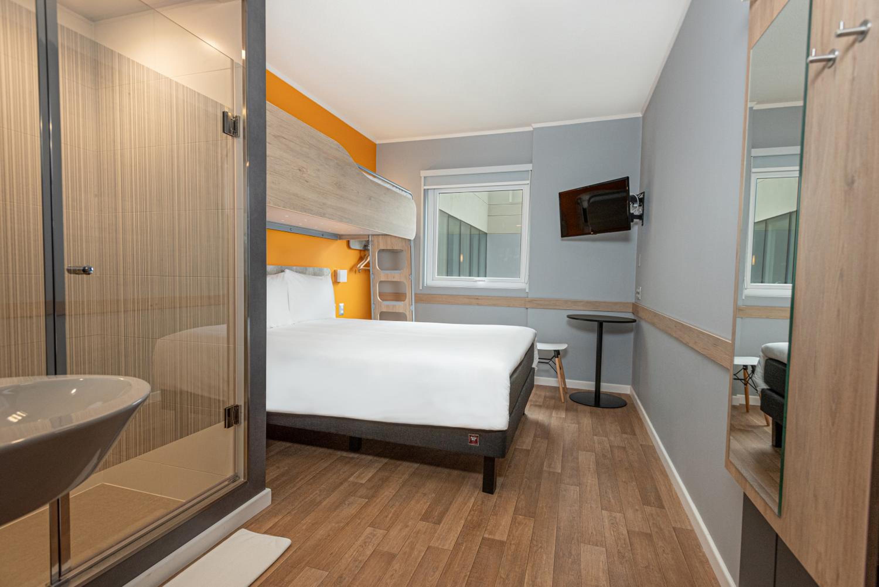Standard Room with One Double Bed and One Single Bed - Photo 2